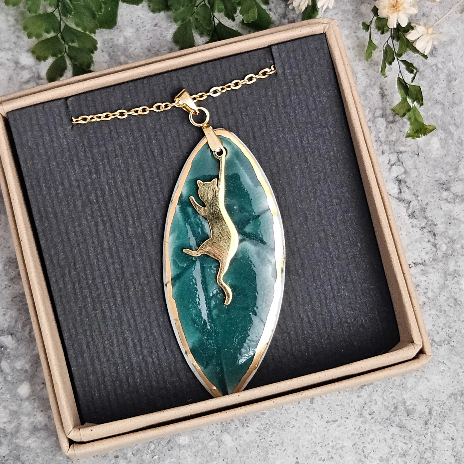 Emerald green fine ceramic porcelain designer necklace - embossed plant with 22k gold plating and cat pendant - Image 4