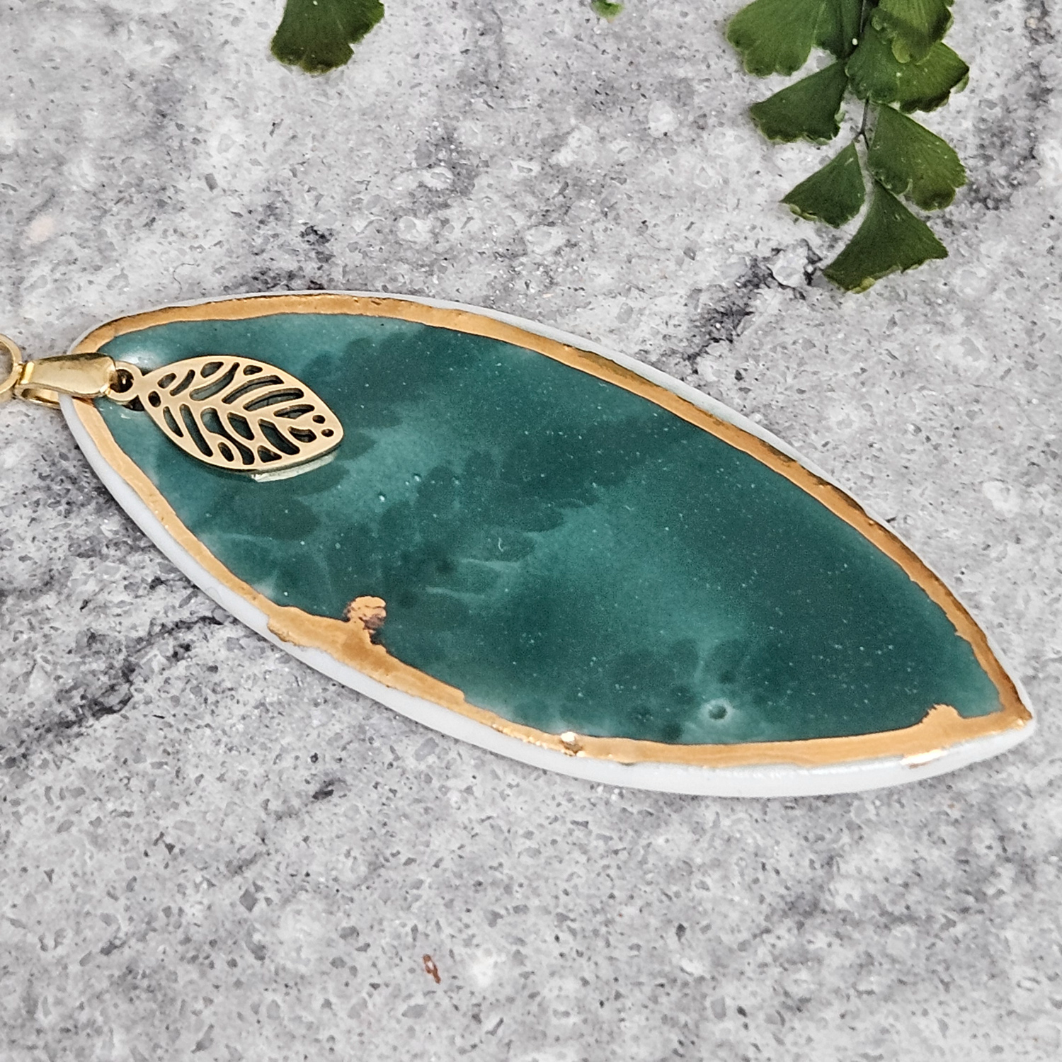 Emerald green fine ceramic porcelain designer necklace - embossed plant with 22k gold plating and leaf pendant - obrazek 2