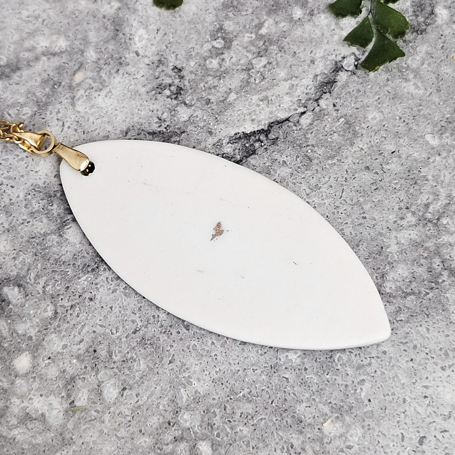 Emerald green fine ceramic porcelain designer necklace - embossed plant with 22k gold plating and leaf pendant - obrazek 3