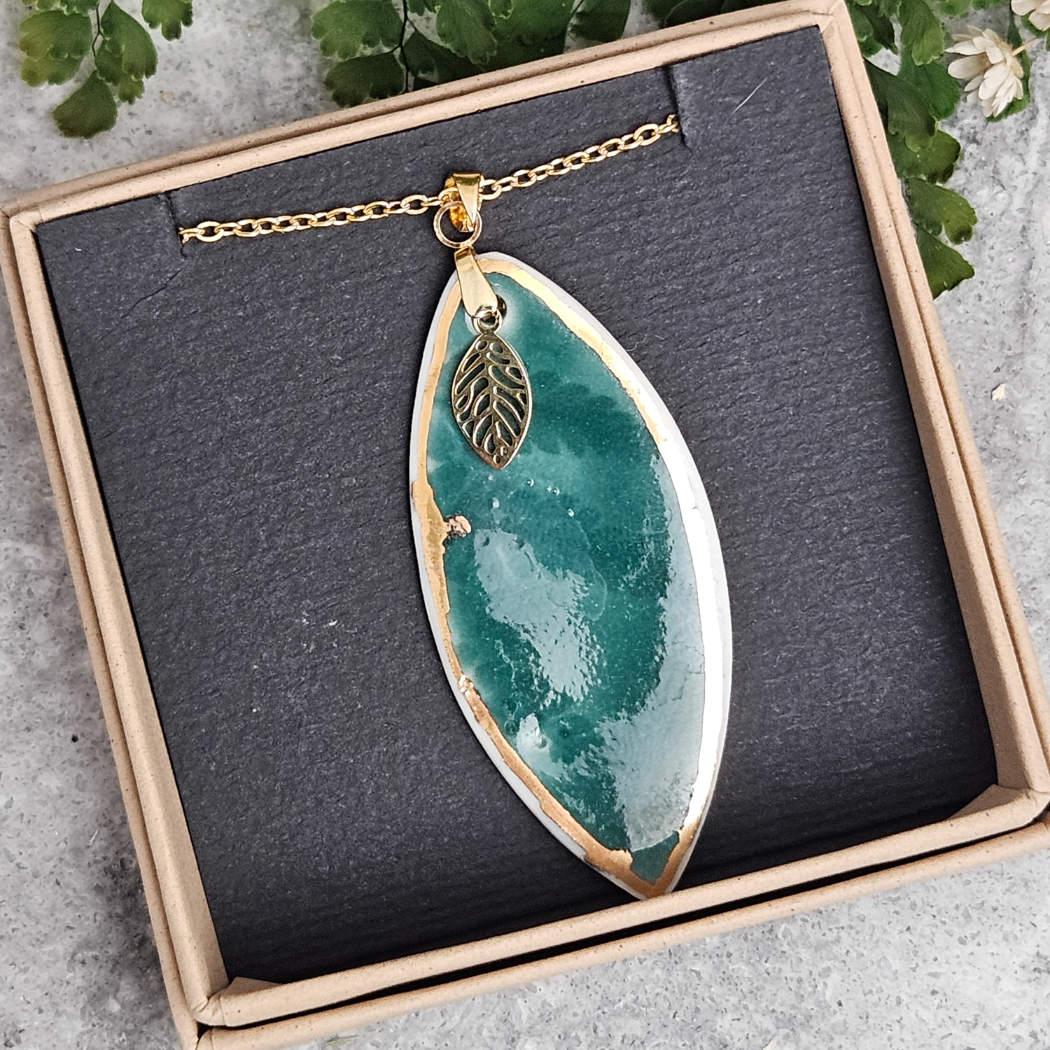 Emerald green fine ceramic porcelain designer necklace - embossed plant with 22k gold plating and leaf pendant - obrazek 4