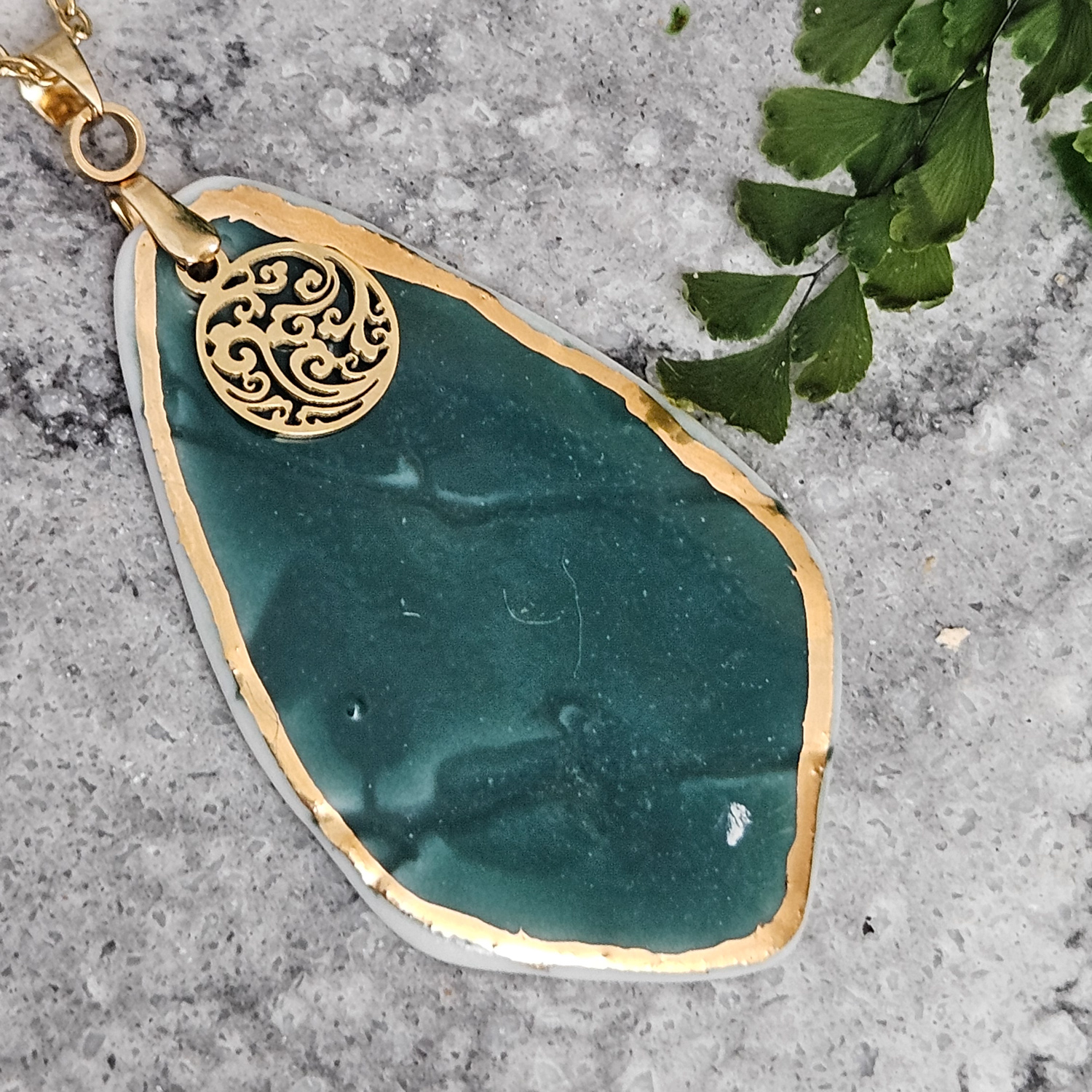 Emerald green fine ceramic porcelain designer necklace - embossed plant with 22k gold plating and round pendant with smoke pattern - obrazek 2