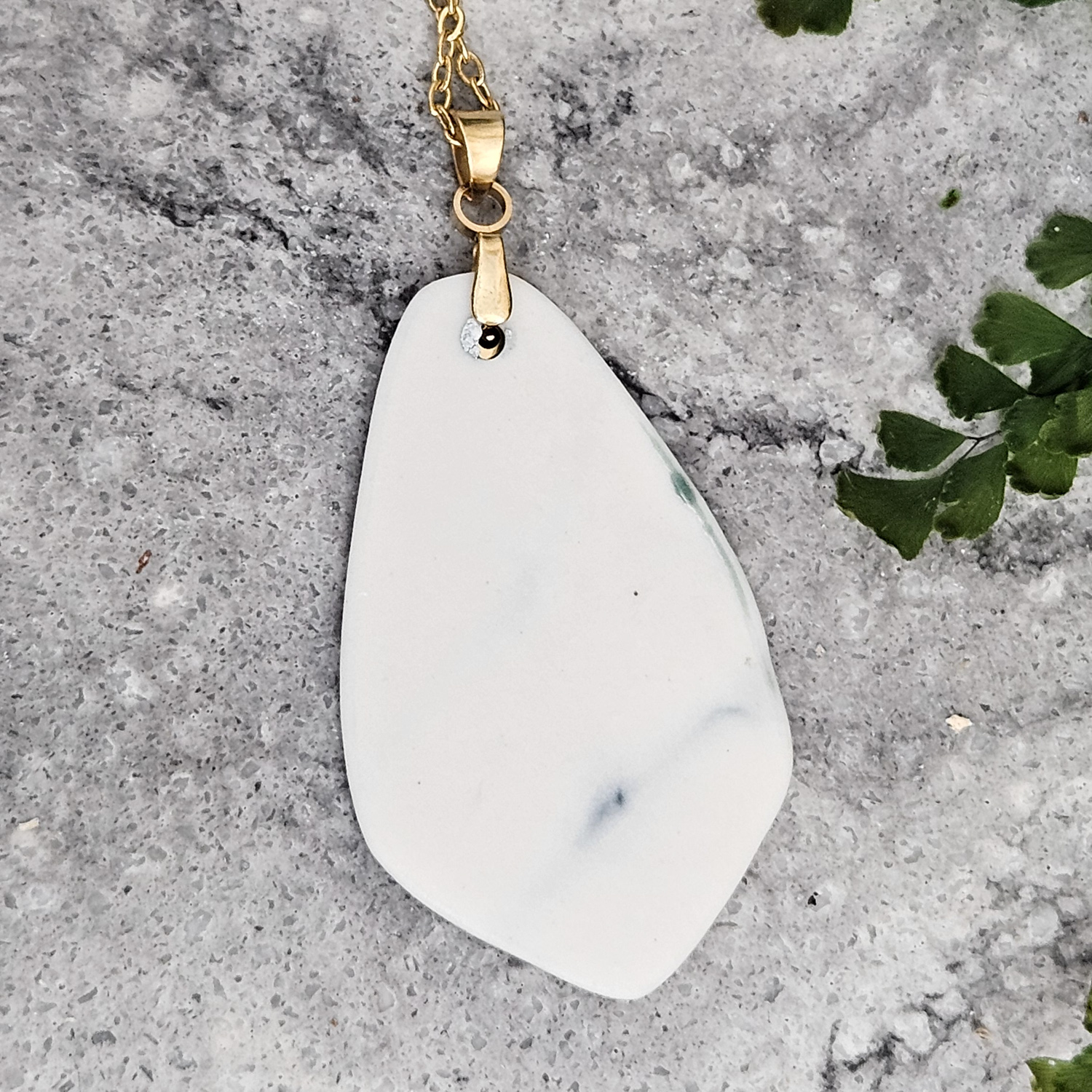 Emerald green fine ceramic porcelain designer necklace - embossed plant with 22k gold plating and round pendant with smoke pattern - obrazek 3