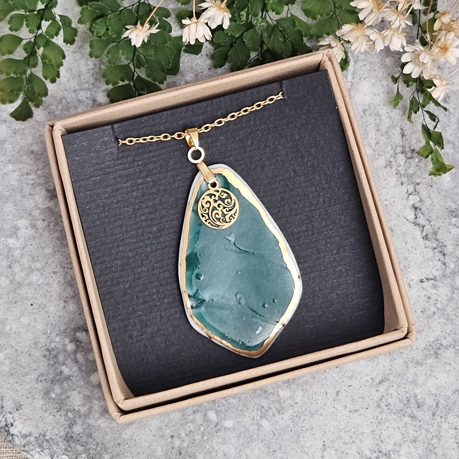 Emerald green fine ceramic porcelain designer necklace - embossed plant with 22k gold plating and round pendant with smoke pattern - obrazek 4