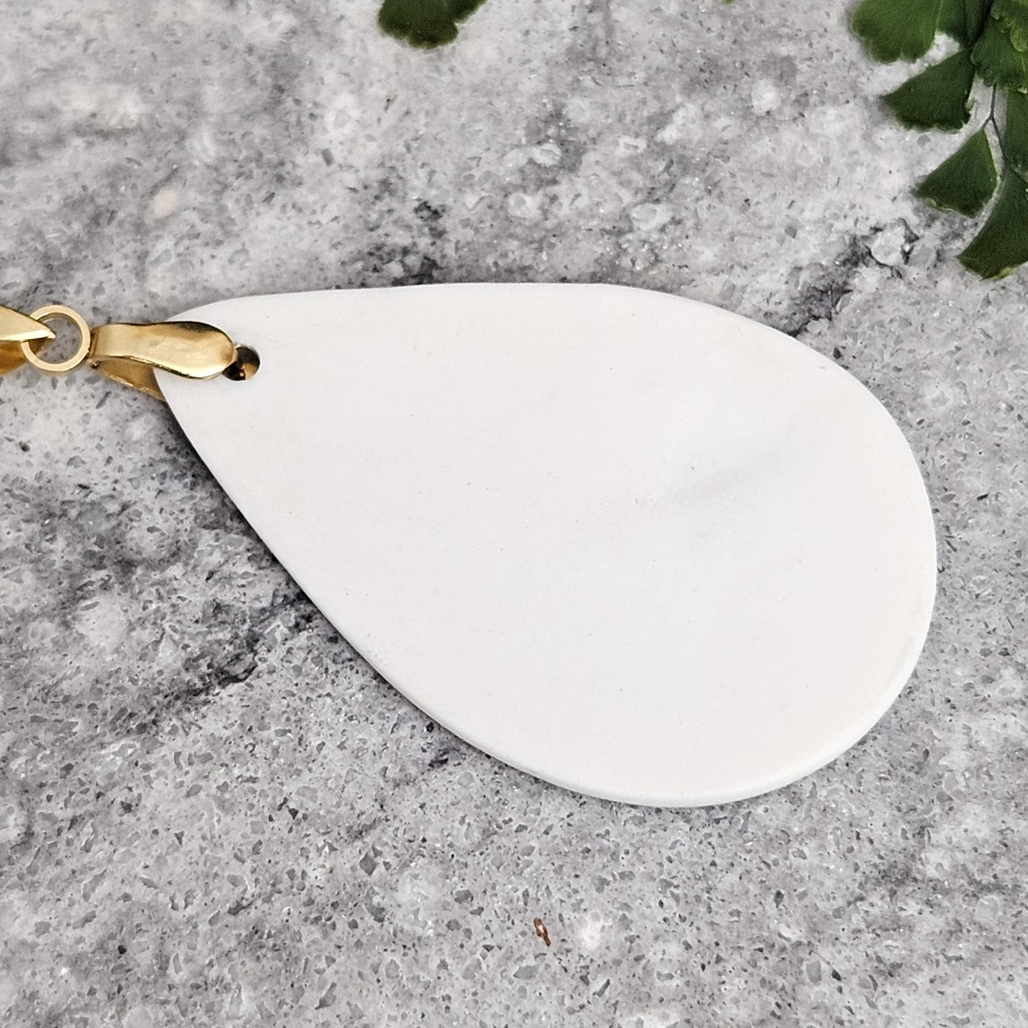 Emerald green fine ceramic porcelain designer necklace - embossed plant with 22k gold plating and cat pendant - Image 3