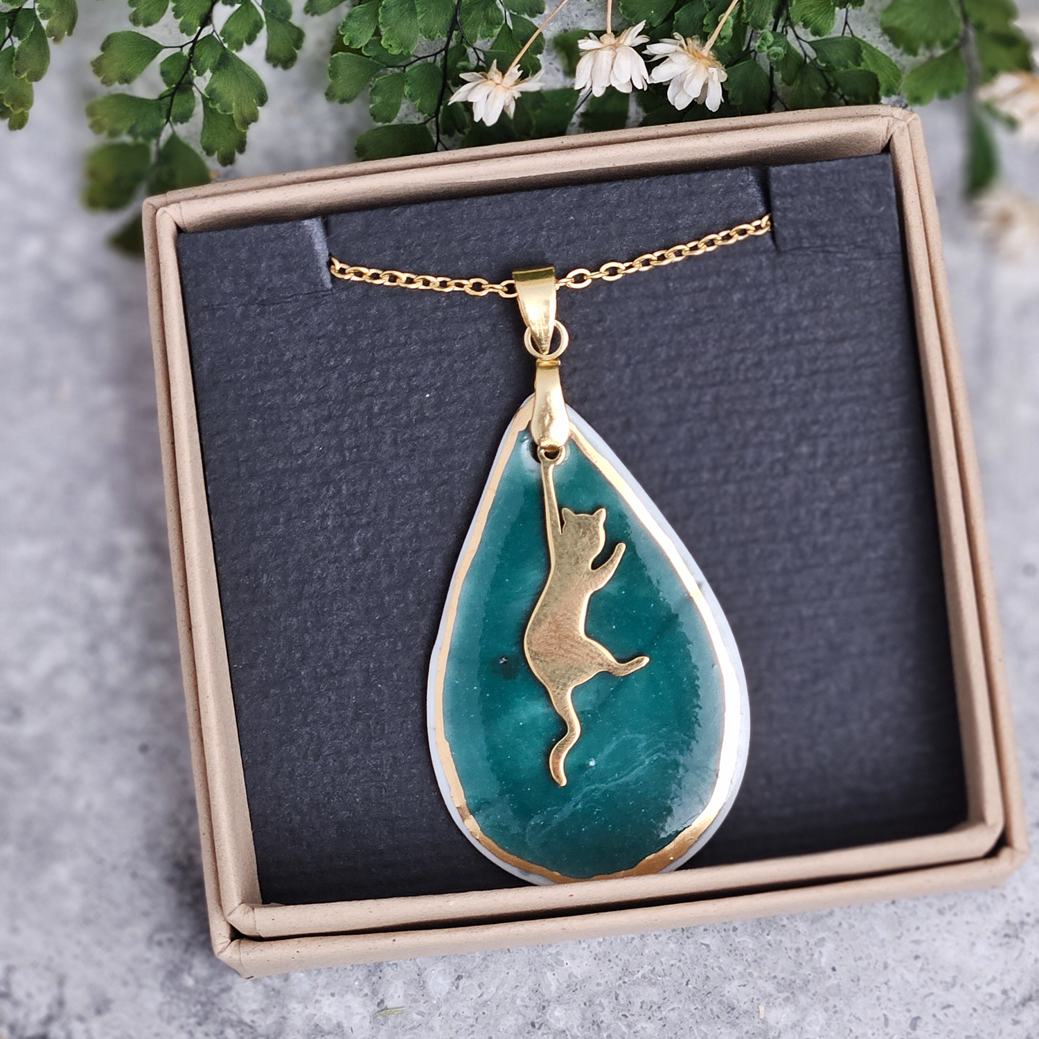 Emerald green fine ceramic porcelain designer necklace - embossed plant with 22k gold plating and cat pendant - Image 4