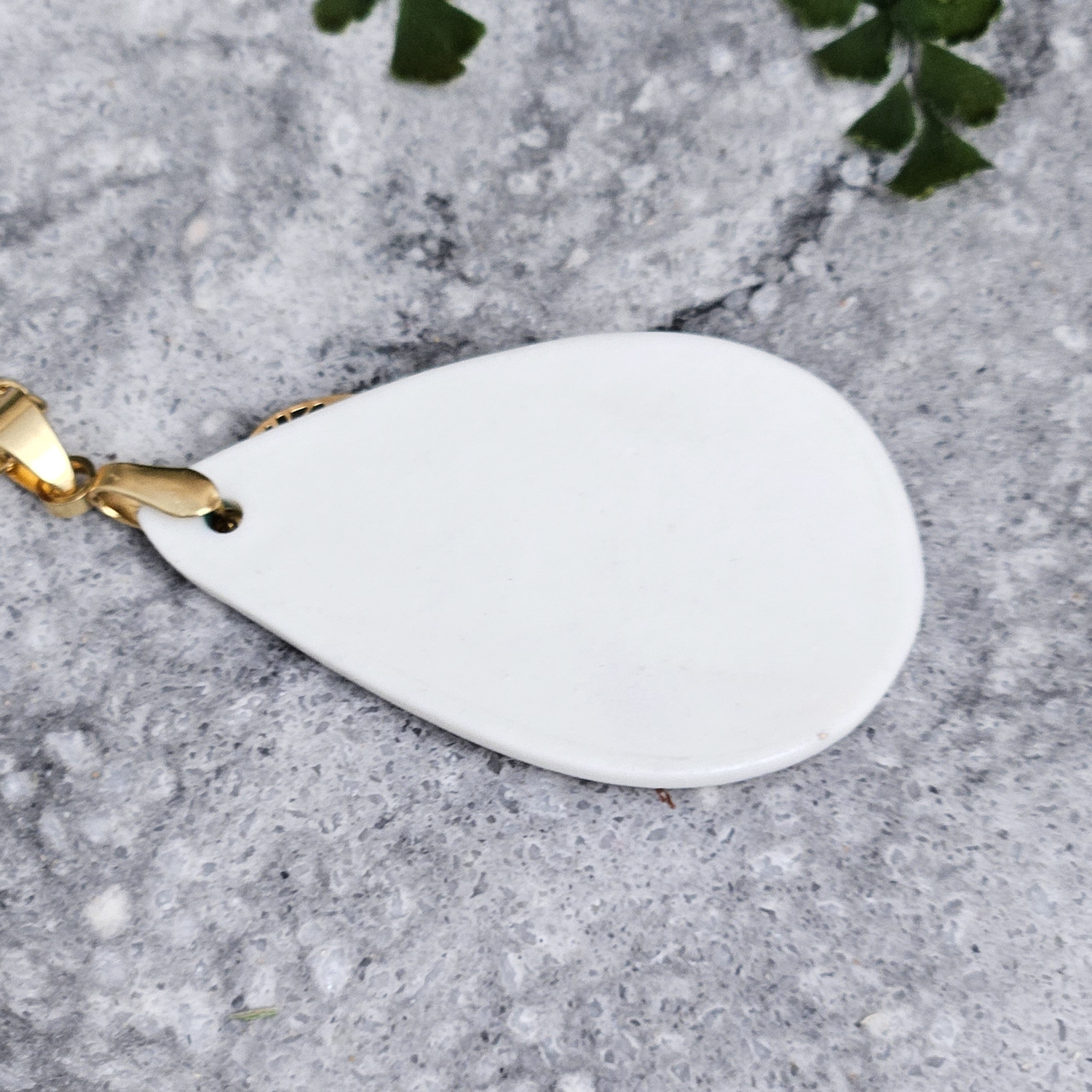 Green porcelain necklace - embossed plant with gold and leaf pendant - Image 3