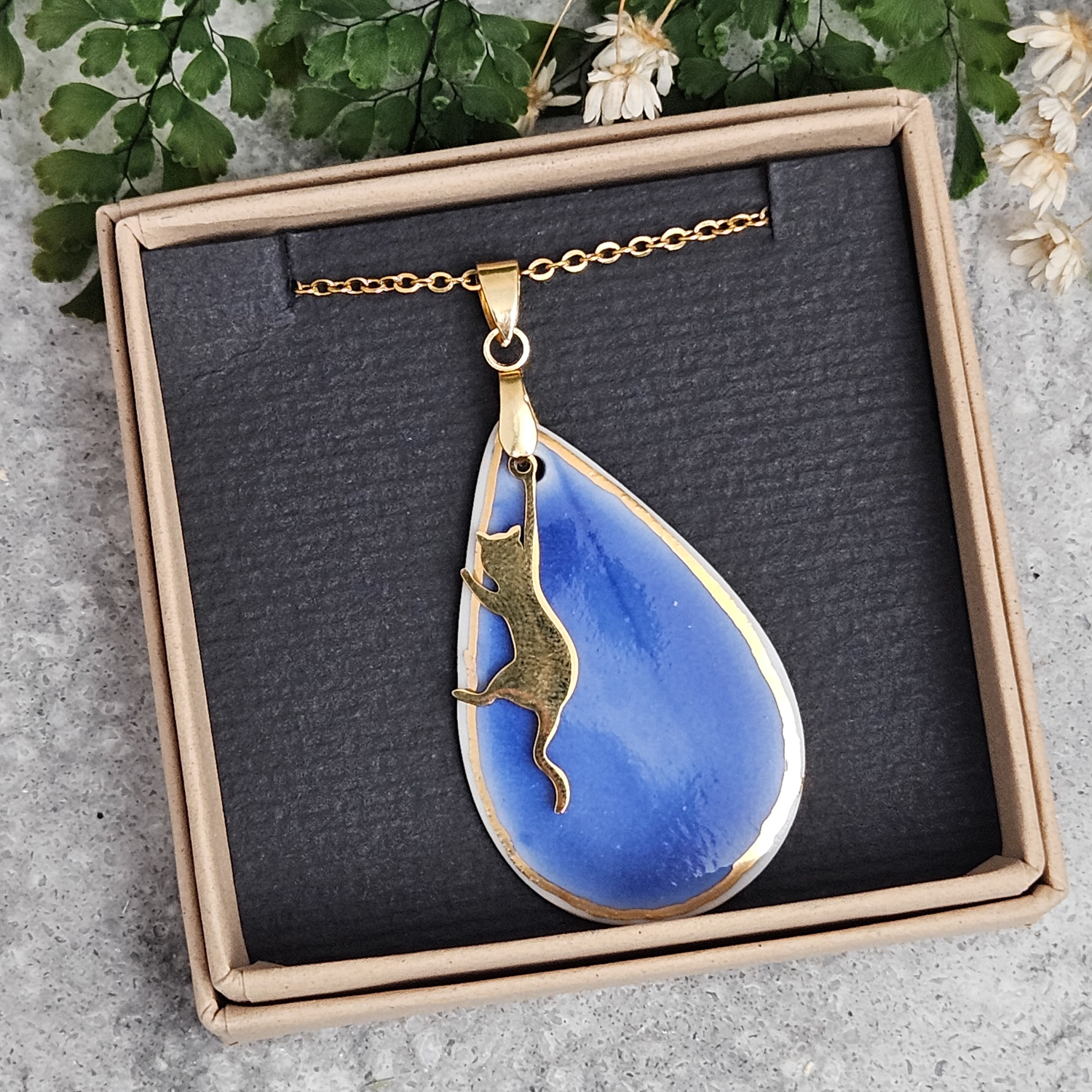 Cobalt blue fine ceramic porcelain designer necklace - embossed plant with 22k gold plating and cat pendant - Image 4