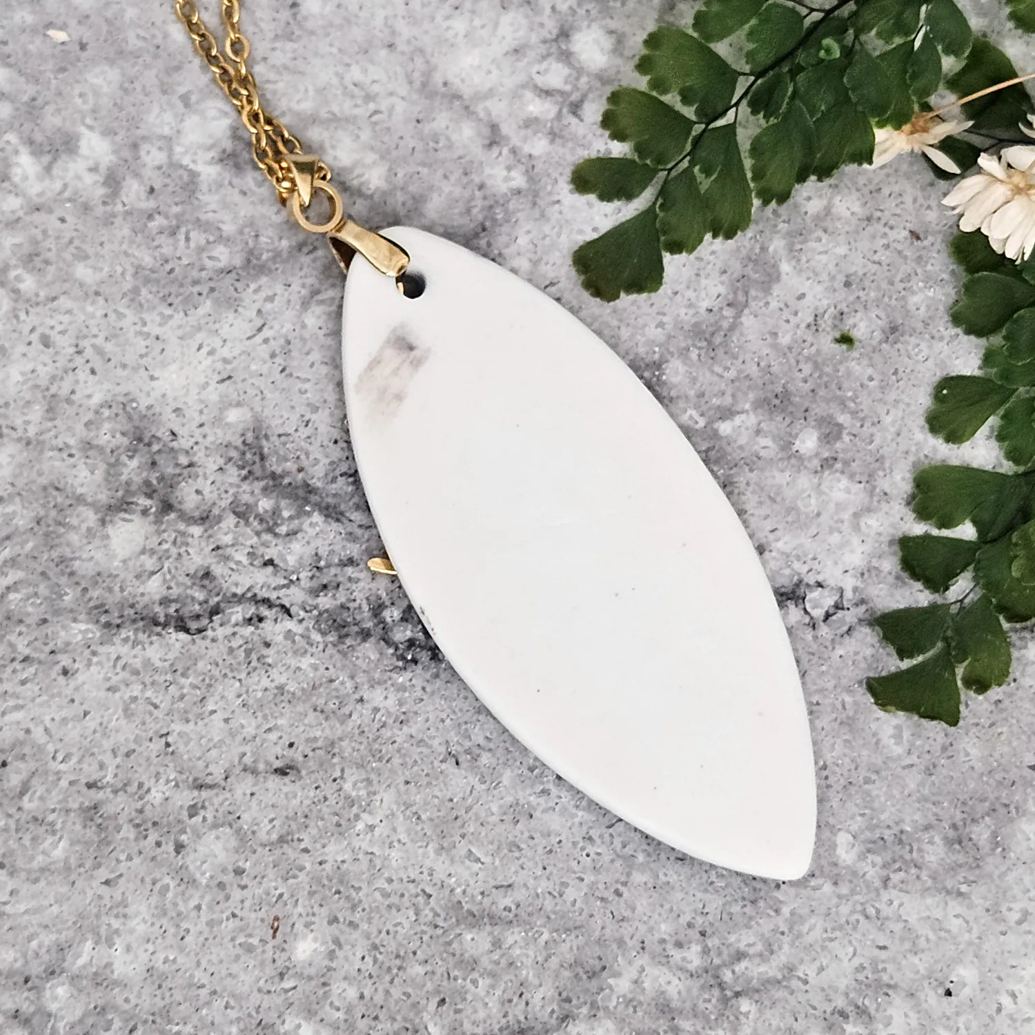 Cobalt blue fine ceramic porcelain designer necklace - embossed plant with 22k gold plating and cat pendant - obrazek 3