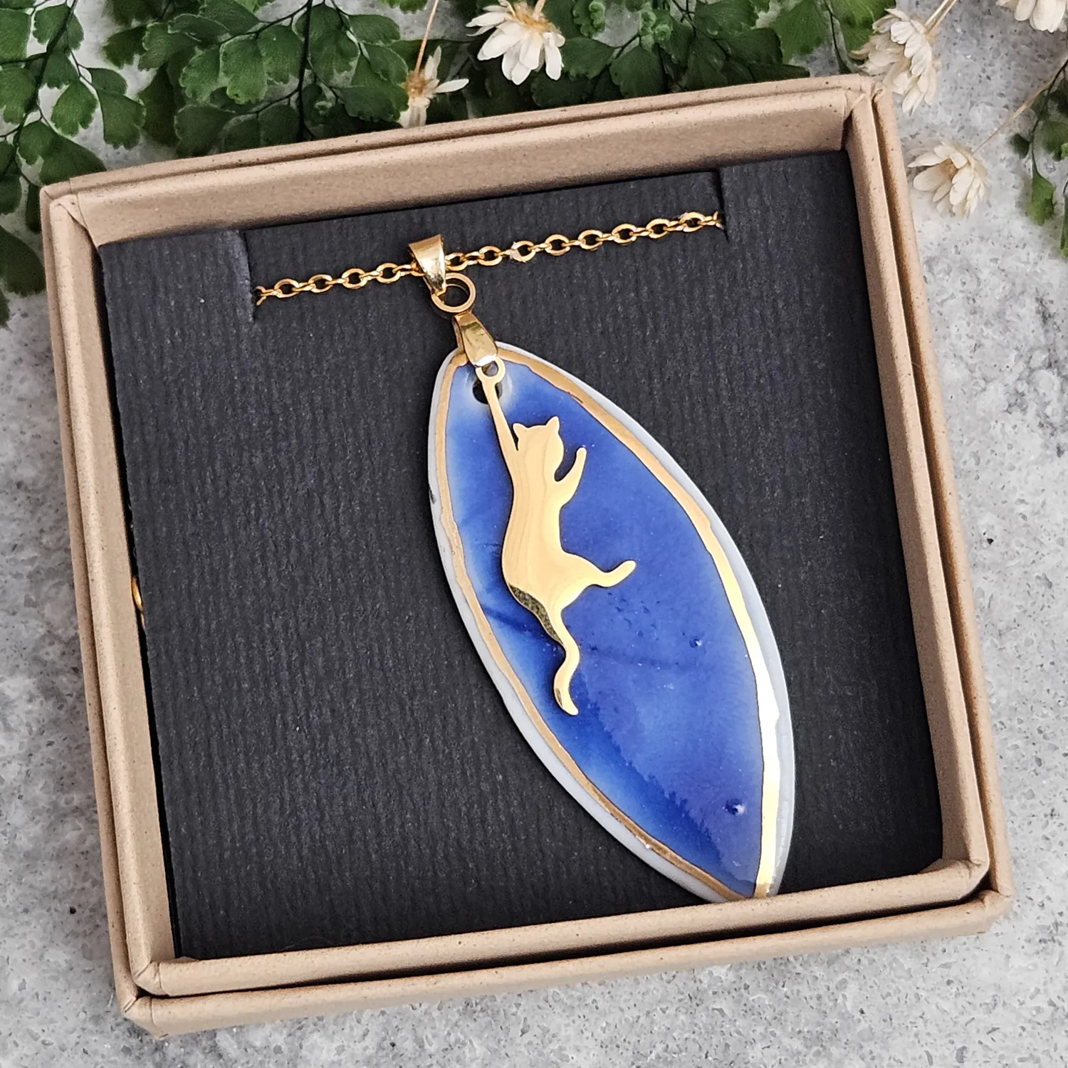 Cobalt blue fine ceramic porcelain designer necklace - embossed plant with 22k gold plating and cat pendant - obrazek 4