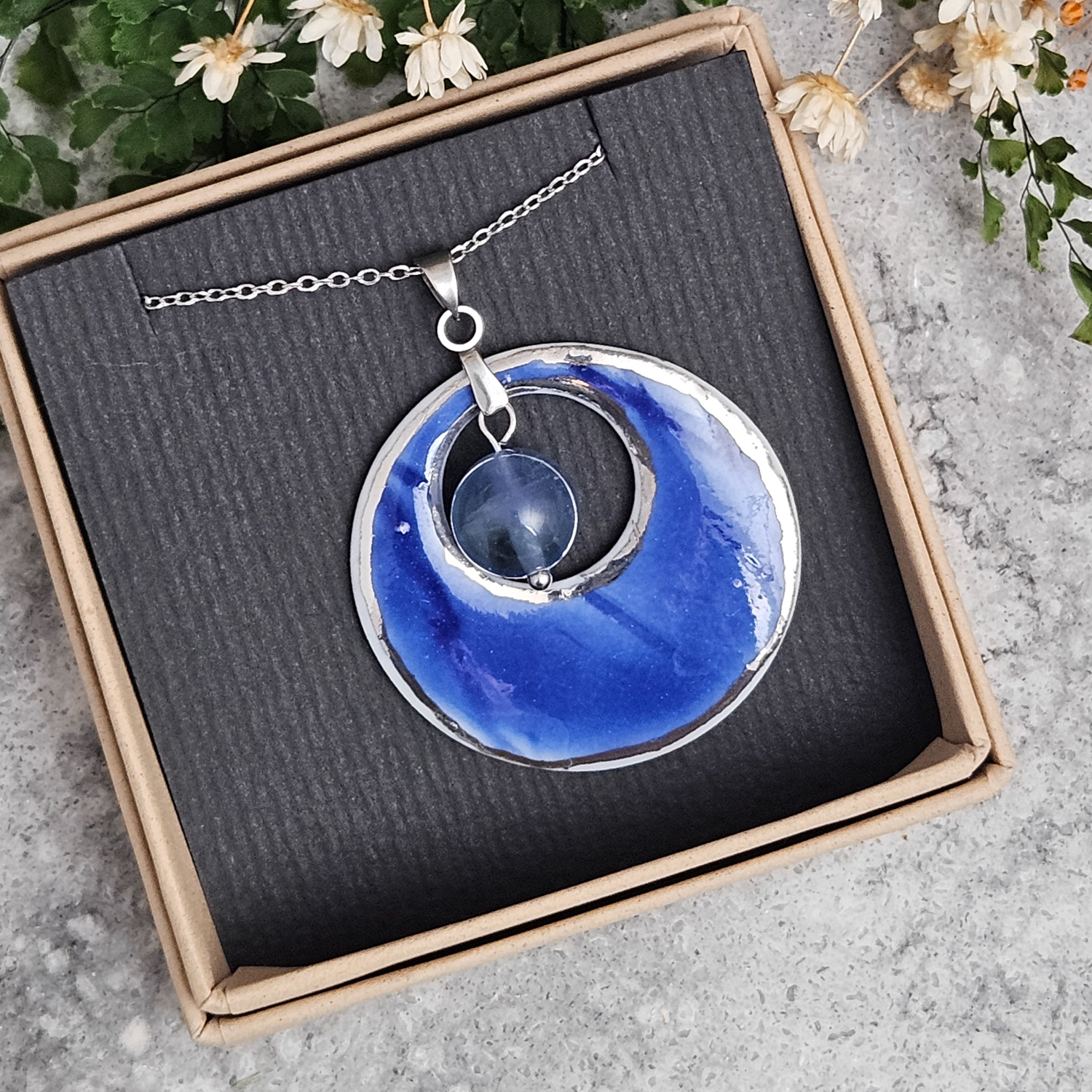 Cobalt blue fine ceramic porcelain designer necklace - embossed plant with silver accents (white gold) and fluorite - Image 4