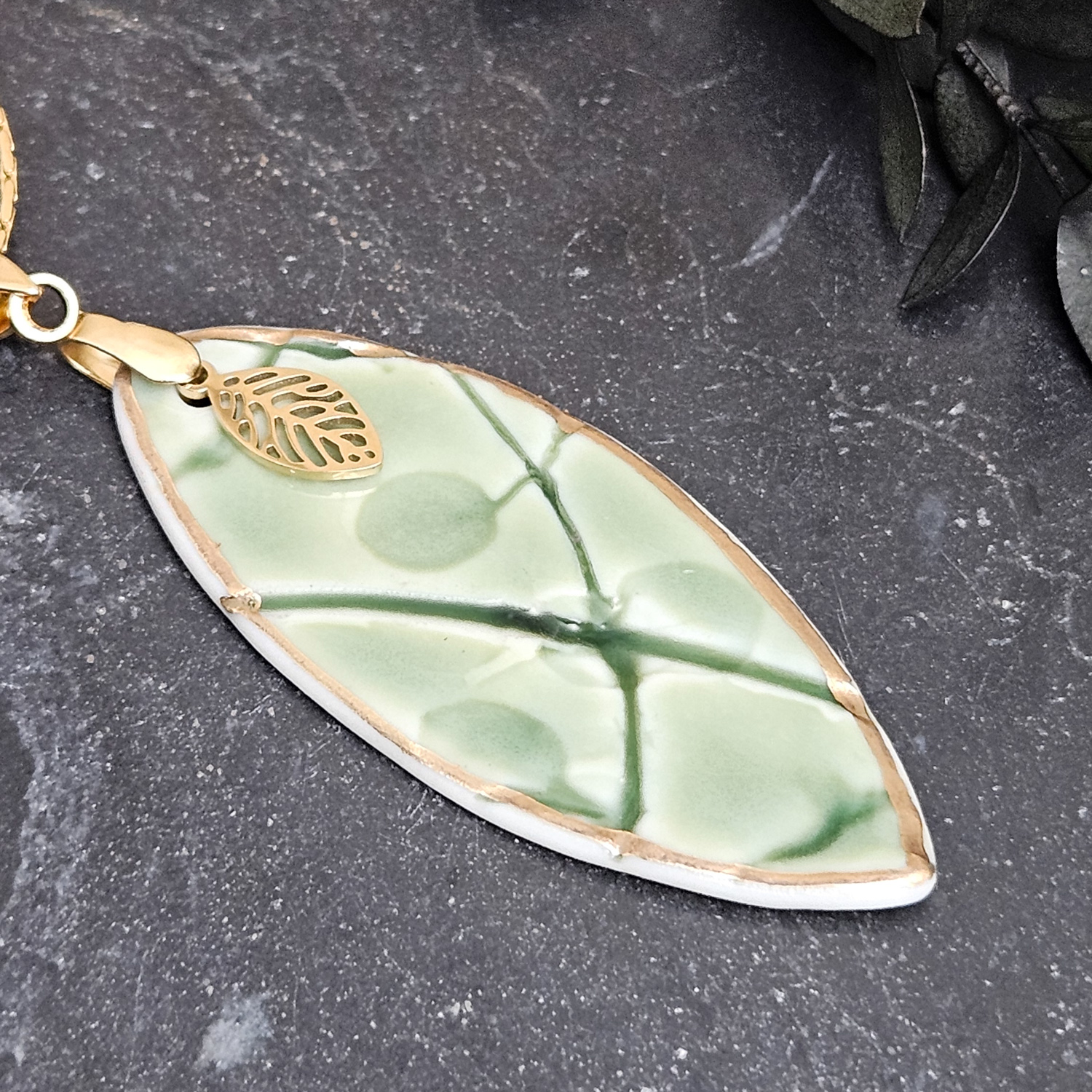 Emerald green fine ceramic porcelain designer necklace - embossed plant with 22k gold plating and leaf pendant - obrazek 2