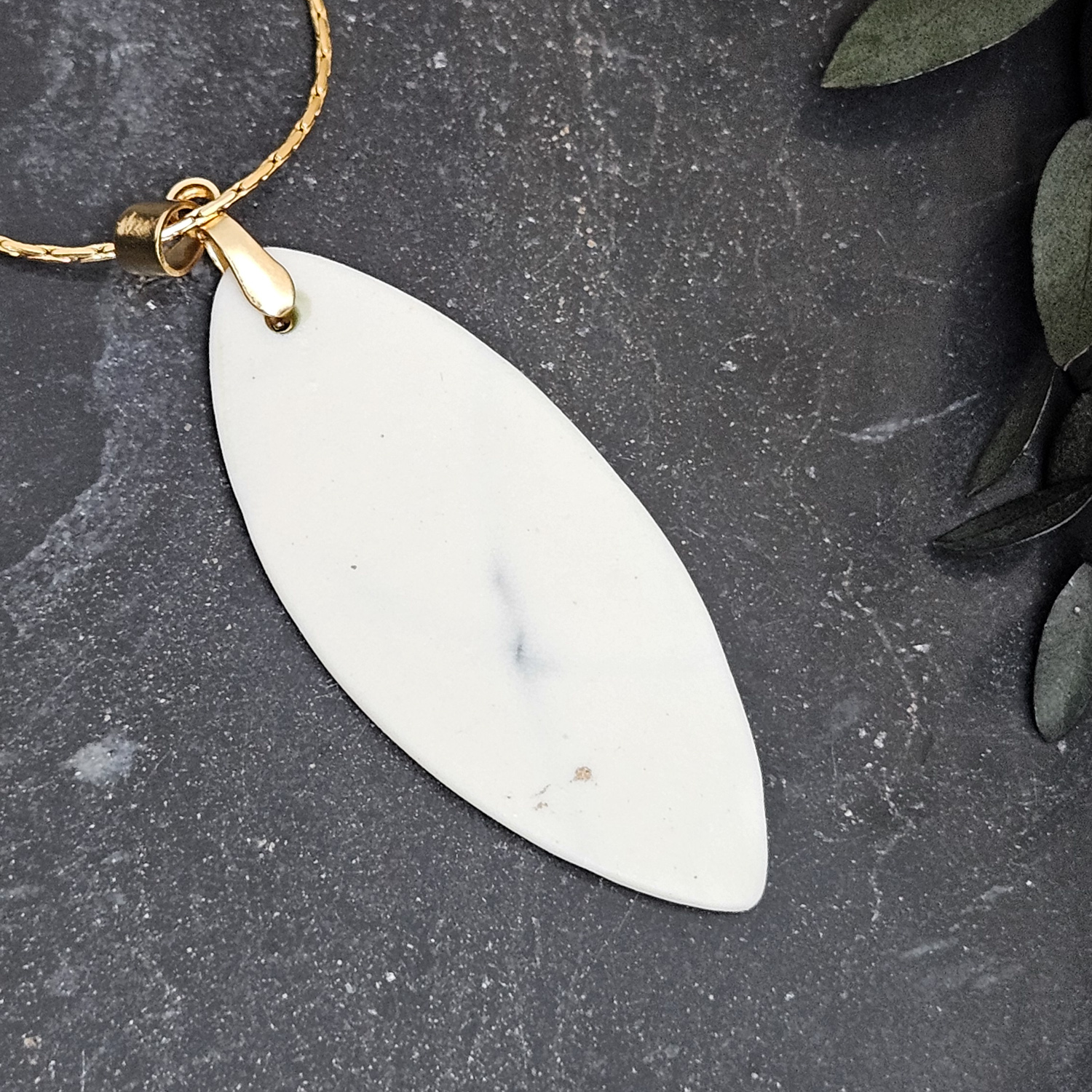 Emerald green fine ceramic porcelain designer necklace - embossed plant with 22k gold plating and leaf pendant - obrazek 3