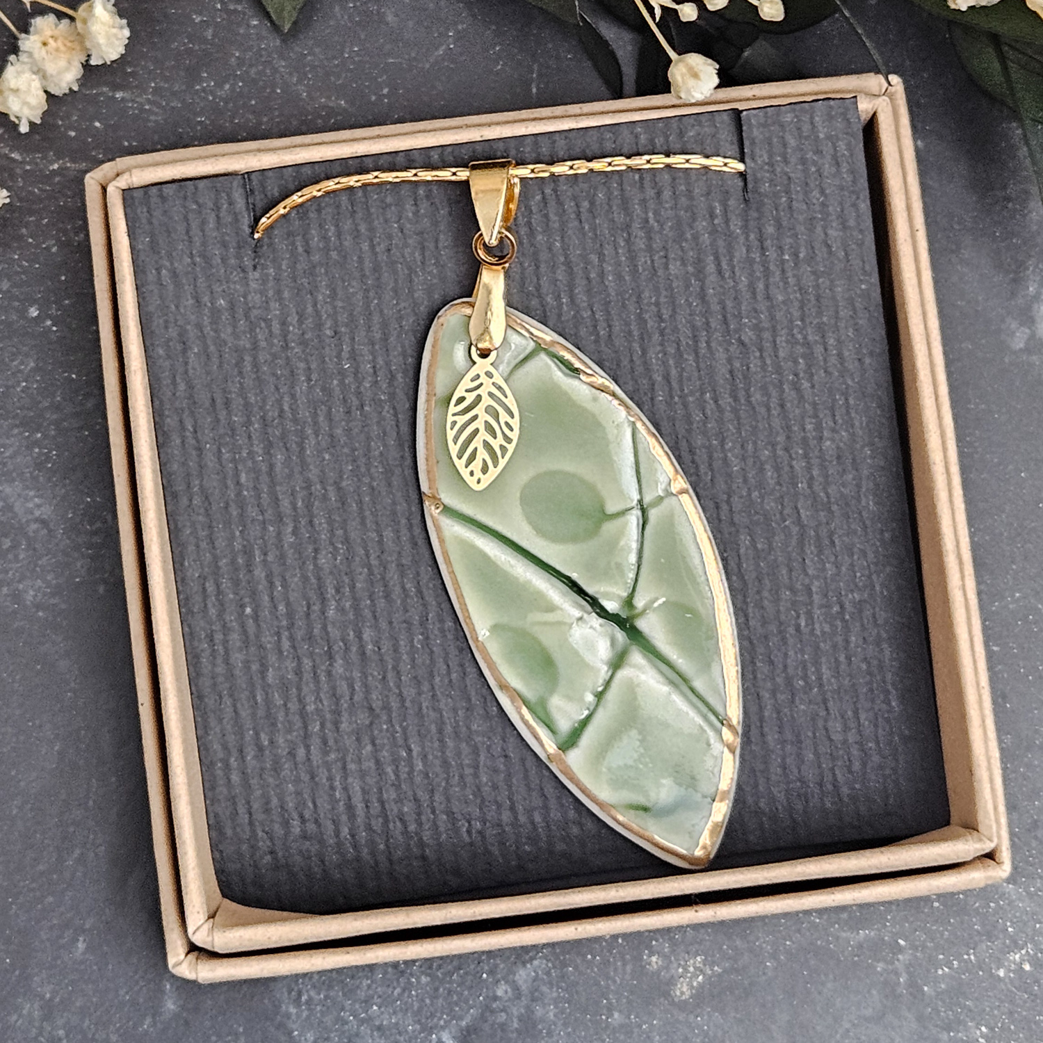 Emerald green fine ceramic porcelain designer necklace - embossed plant with 22k gold plating and leaf pendant - obrazek 4