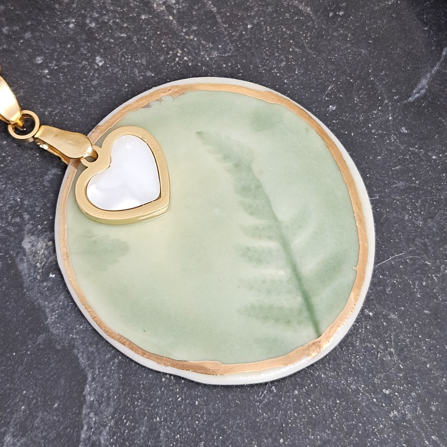 Emerald green fine ceramic porcelain designer necklace - embossed plant with 22k gold plating and heart pendant - obrazek 2