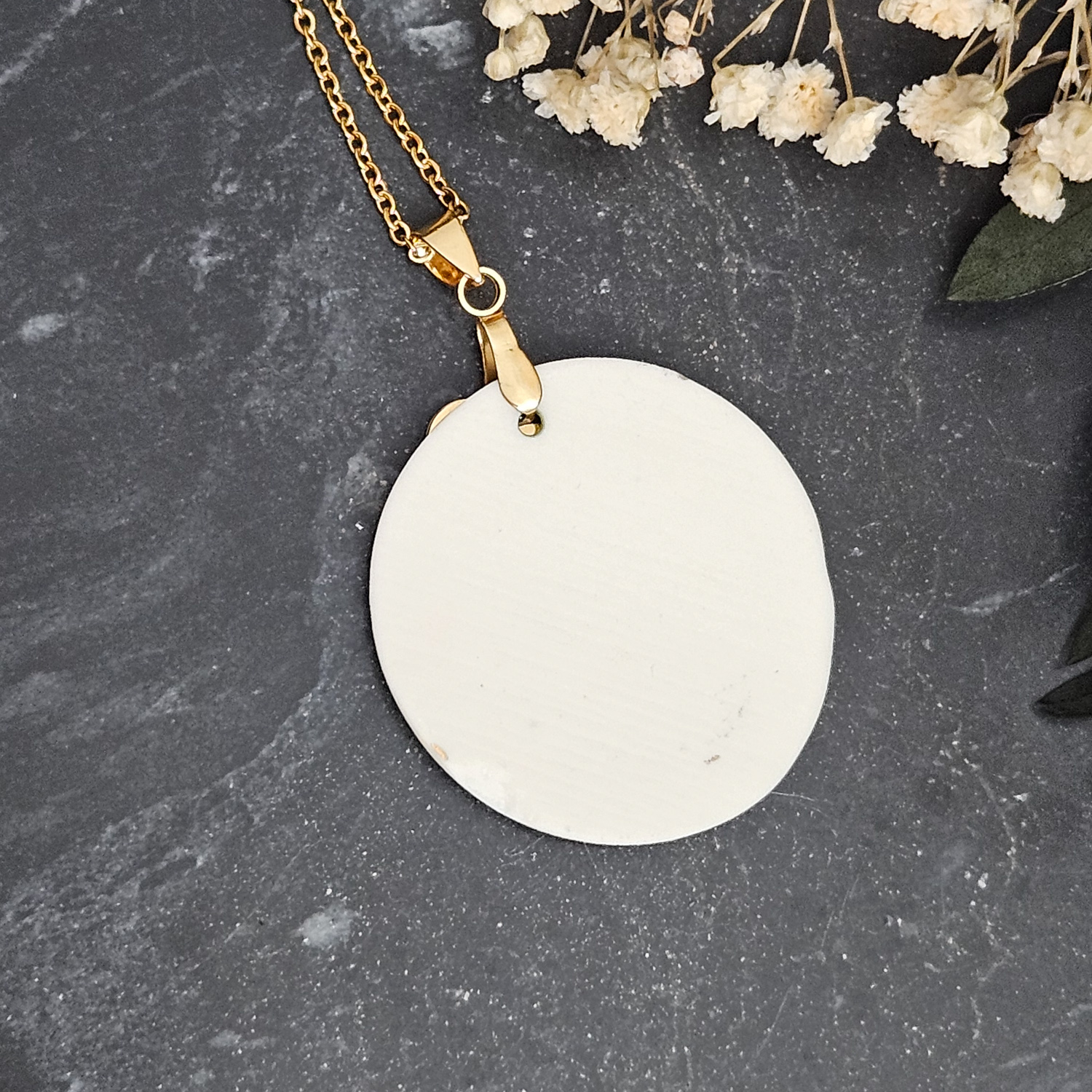 Emerald green fine ceramic porcelain designer necklace - embossed plant with 22k gold plating and heart pendant - obrazek 3