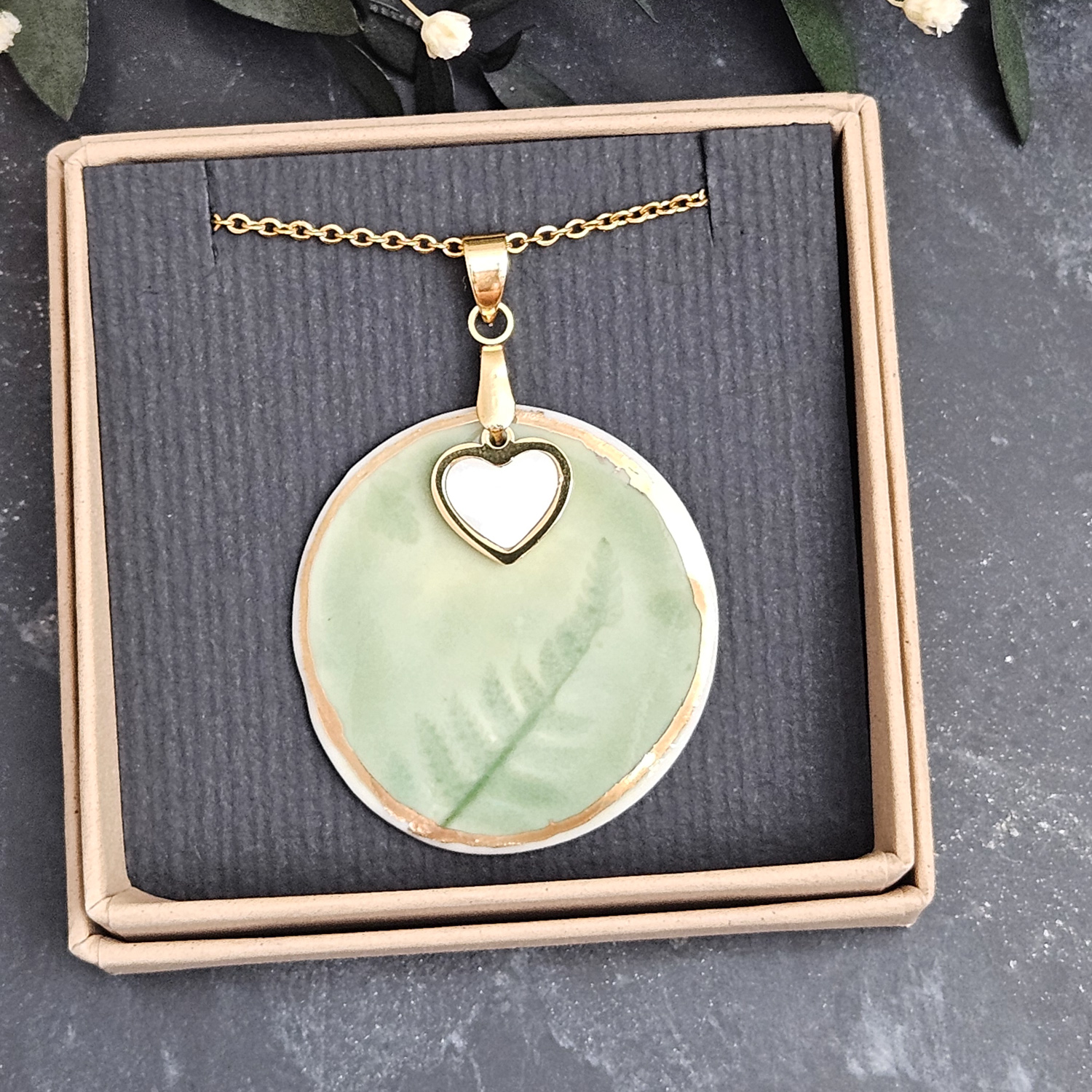 Emerald green fine ceramic porcelain designer necklace - embossed plant with 22k gold plating and heart pendant - obrazek 4