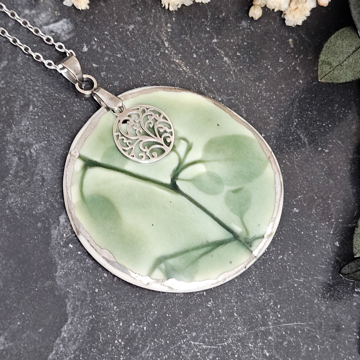 Emerald green fine ceramic porcelain designer necklace - embossed plant with silver accents (white gold) and round pendant with leaf pattern - obrazek 2