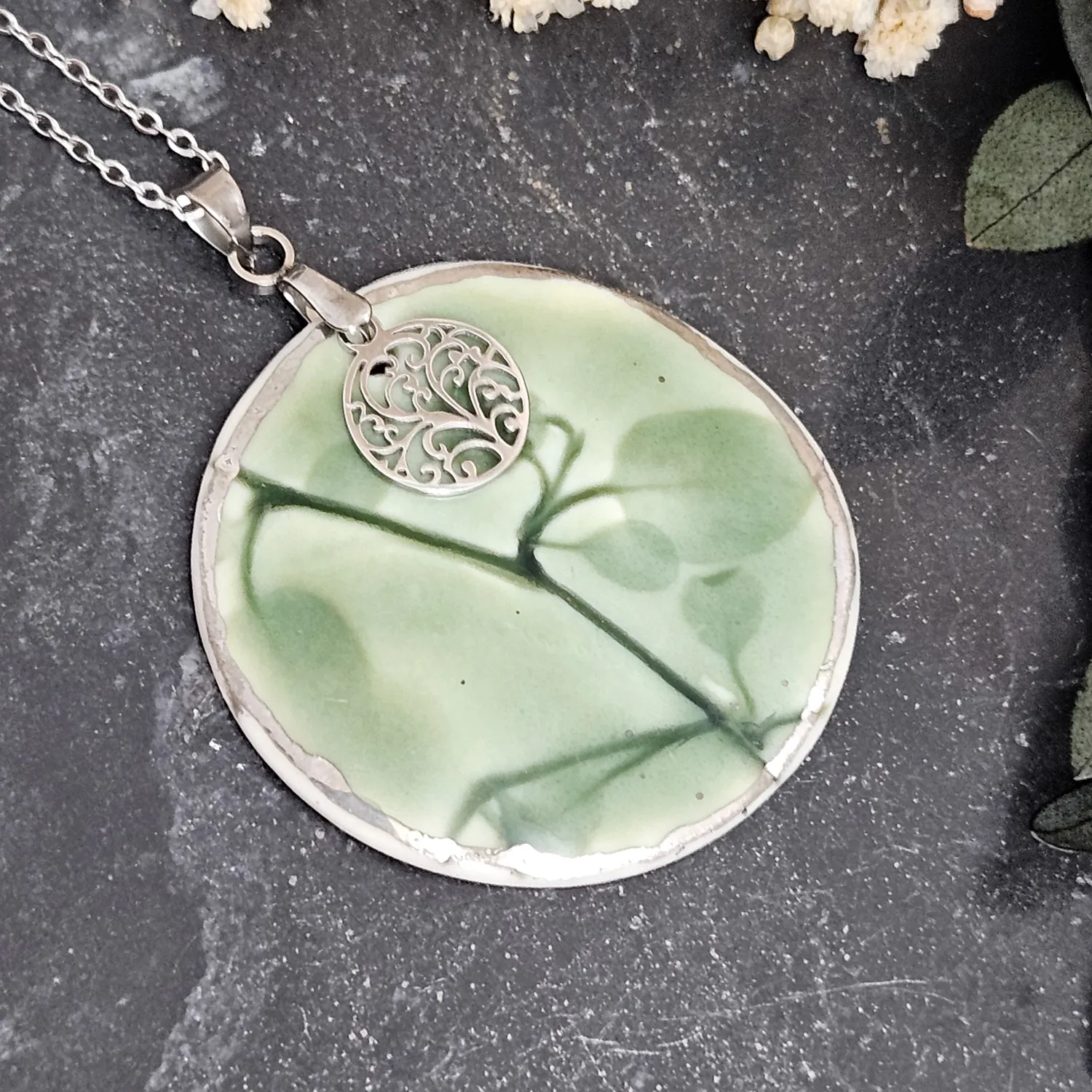 Emerald green fine ceramic porcelain designer necklace - embossed plant with silver accents (white gold) and round pendant with leaf pattern - Image 2