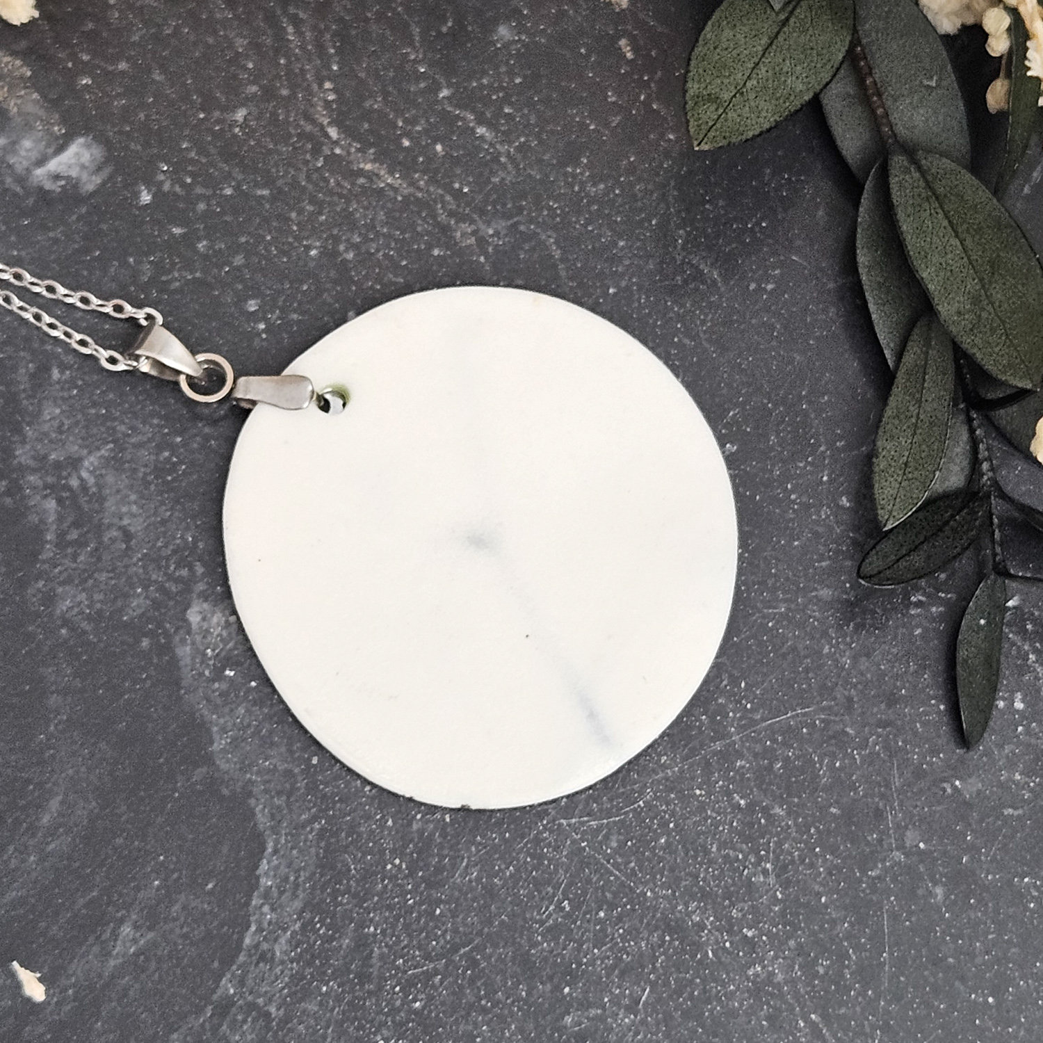 Emerald green fine ceramic porcelain designer necklace - embossed plant with silver accents (white gold) and round pendant with leaf pattern - obrazek 3