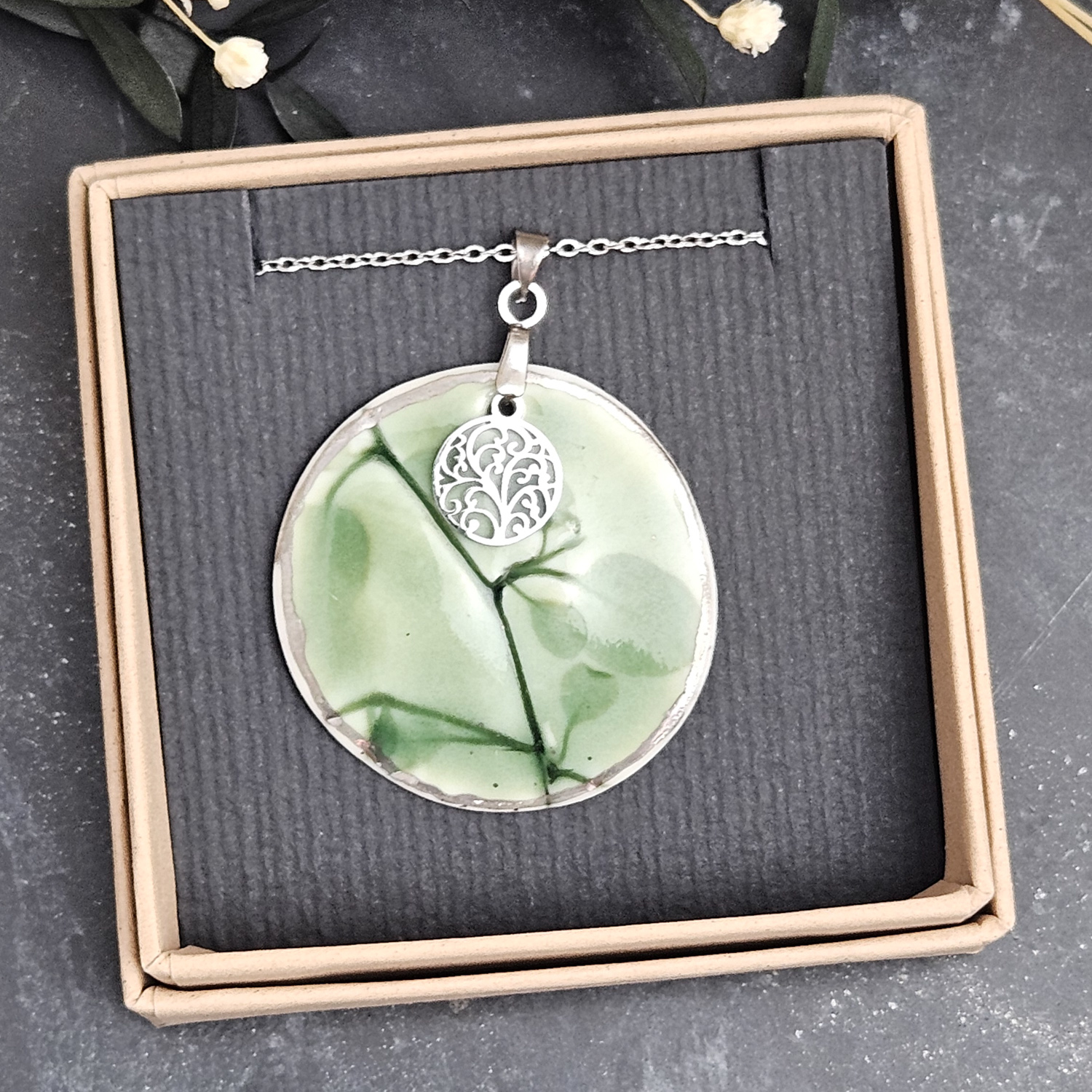 Emerald green fine ceramic porcelain designer necklace - embossed plant with silver accents (white gold) and round pendant with leaf pattern - obrazek 4