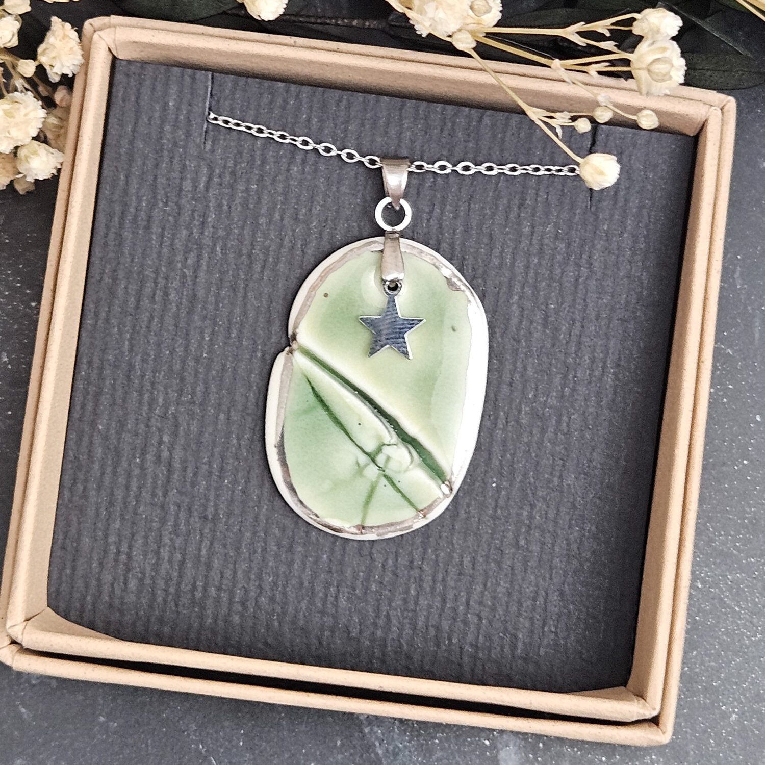 Emerald green fine ceramic porcelain designer necklace - embossed plant with silver accents (white gold) and star pendant - Image 4