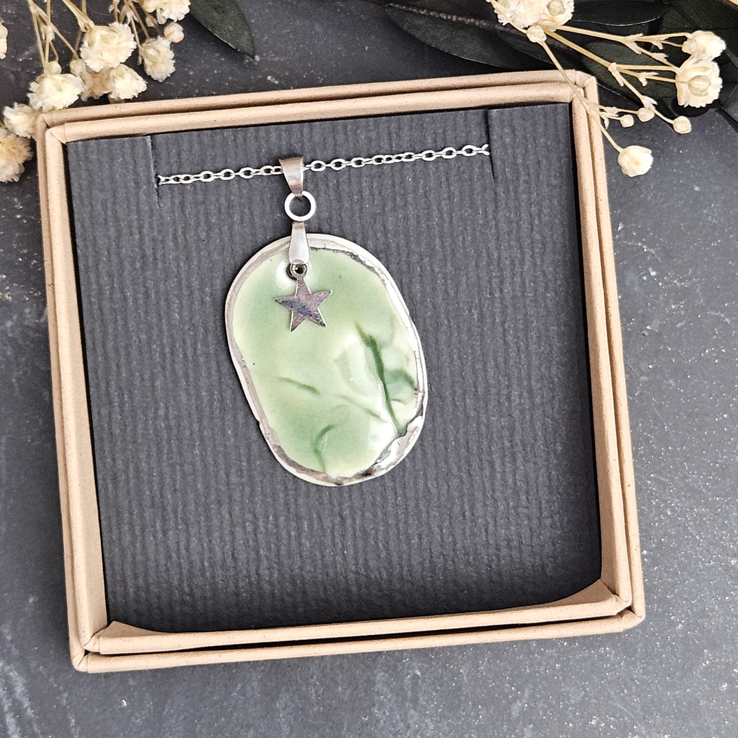 Emerald green fine ceramic porcelain designer necklace - embossed plant with silver accents (white gold) and star pendant - obrazek 4