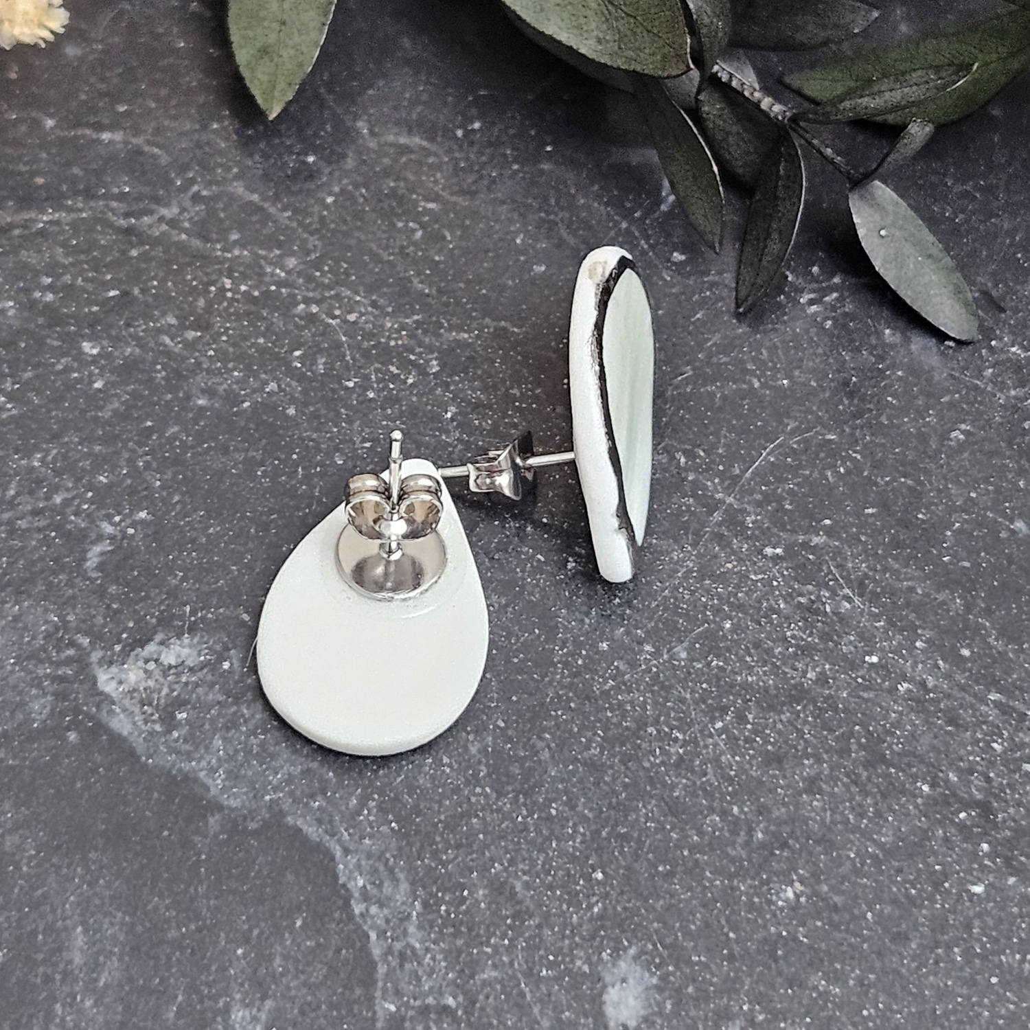 Light blue fine ceramic porcelain hypoallergenic stud designer earrings for sensitive ears with silver accents (white gold) - embossed plant - obrazek 3