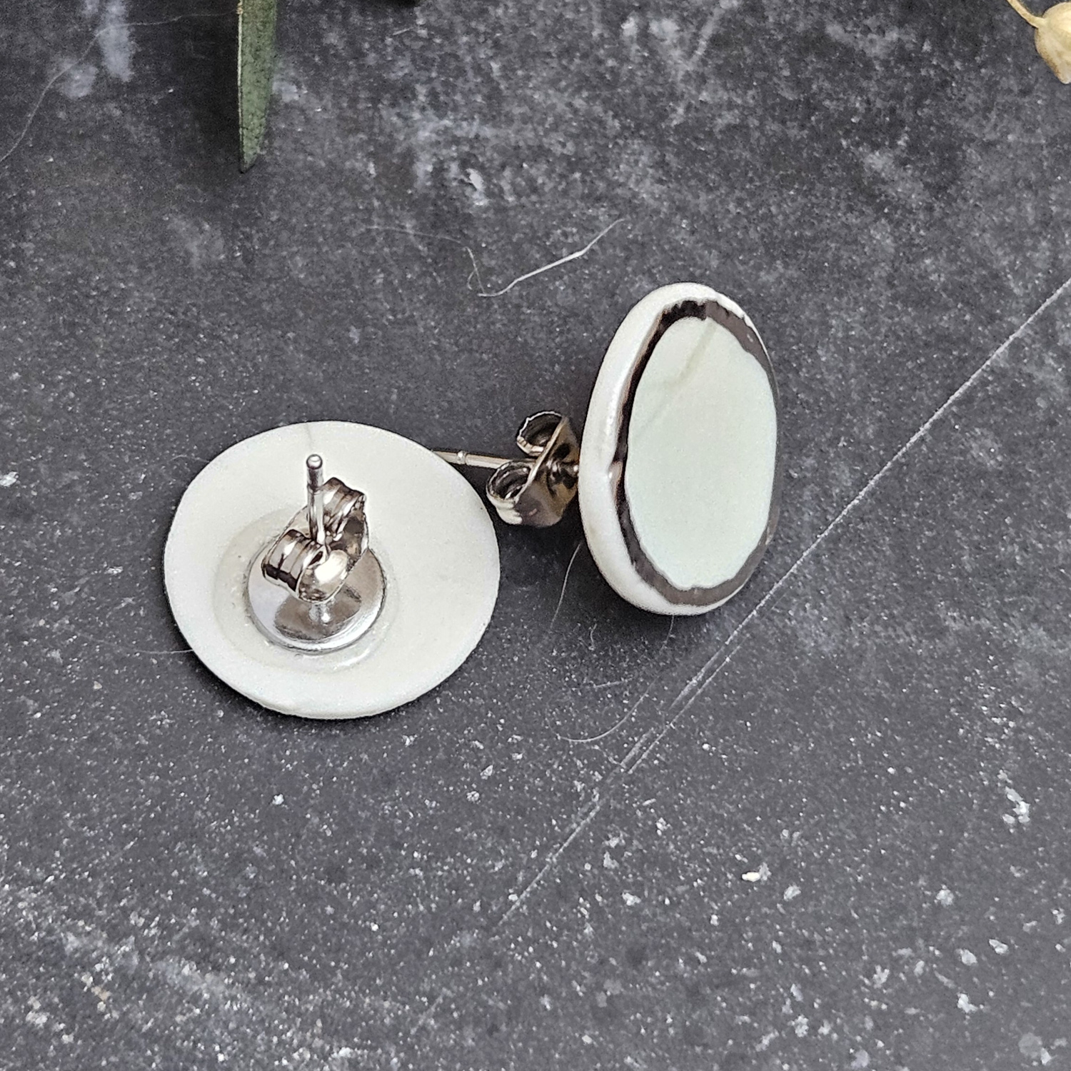 Light blue fine ceramic porcelain hypoallergenic stud designer earrings for sensitive ears with silver accents (white gold) - embossed plant - obrazek 3