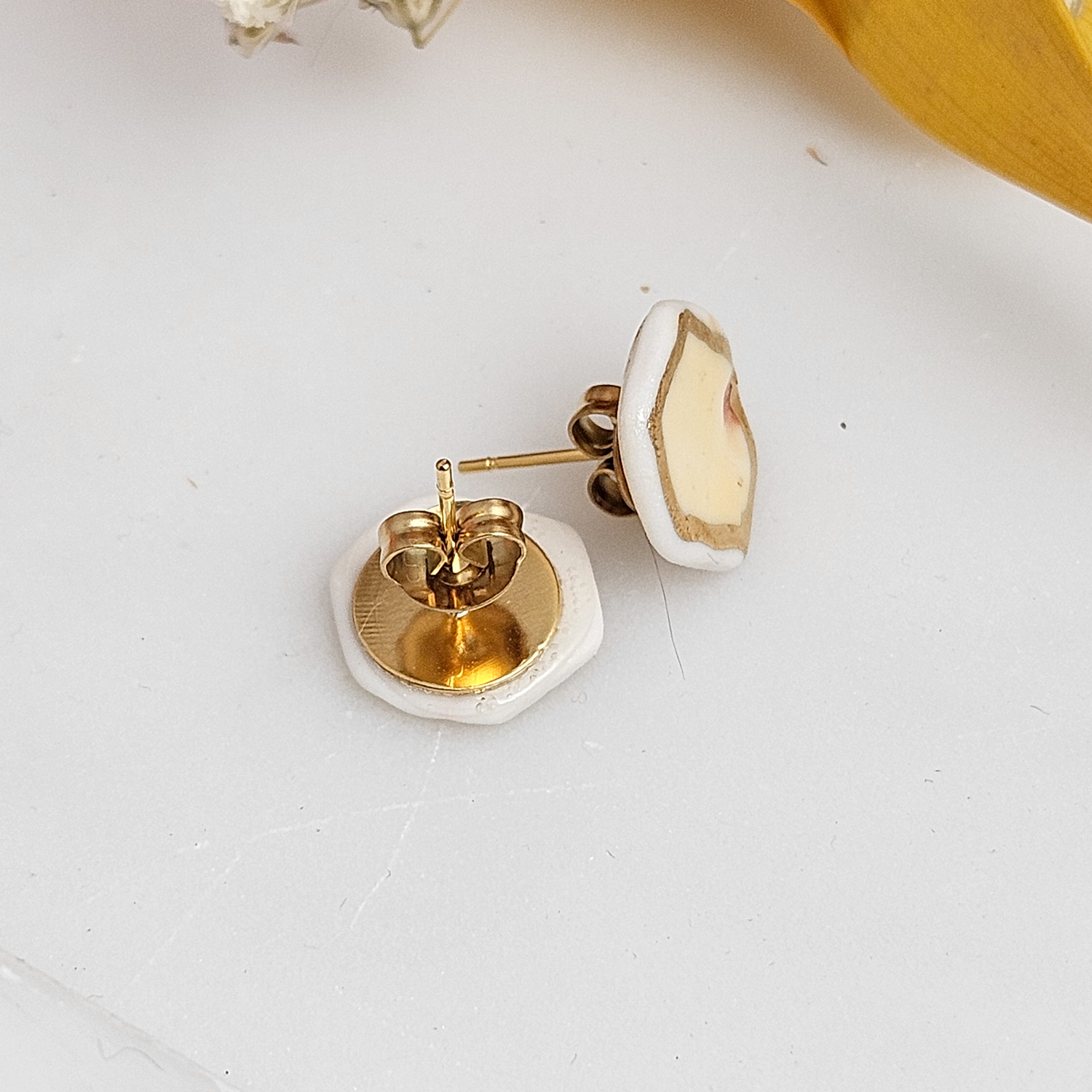 Yellow-red fine ceramic porcelain hypoallergenic stud designer earrings for sensitive ears with 22k gold plating - embossed plant - obrazek 3