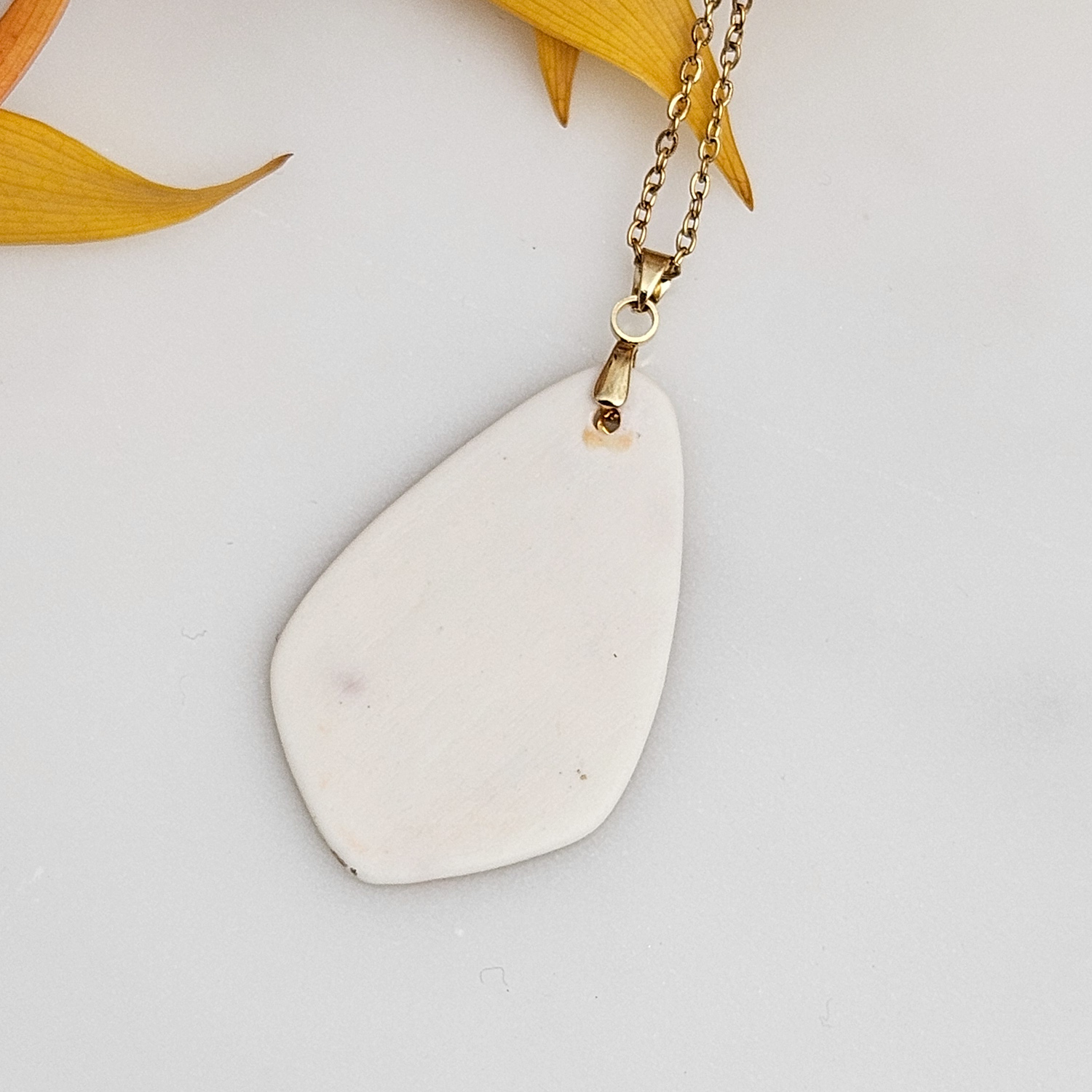 Yellow-red fine ceramic porcelain designer necklace - embossed plant with 22k gold plating and round pendant - obrazek 3
