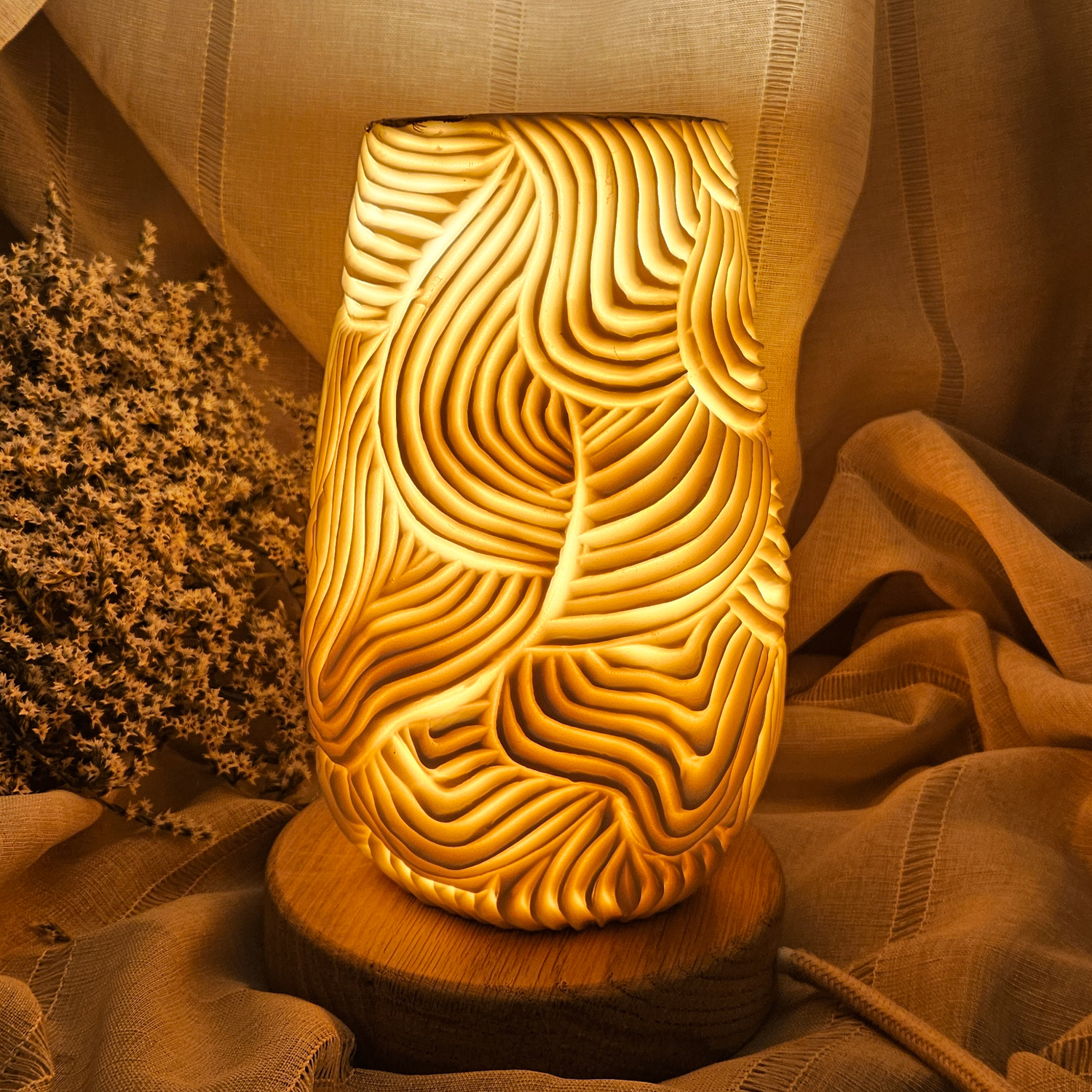 Carved fine porcelain handmade ceramic table lamp with gold - organic pattern - obrazek 7
