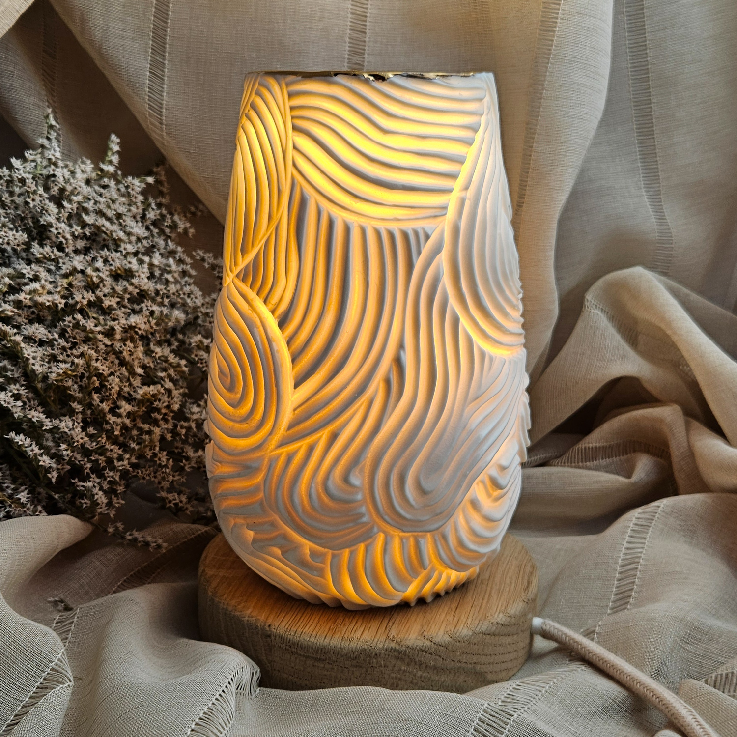 Carved fine porcelain handmade ceramic table lamp with gold - organic pattern - obrazek 5
