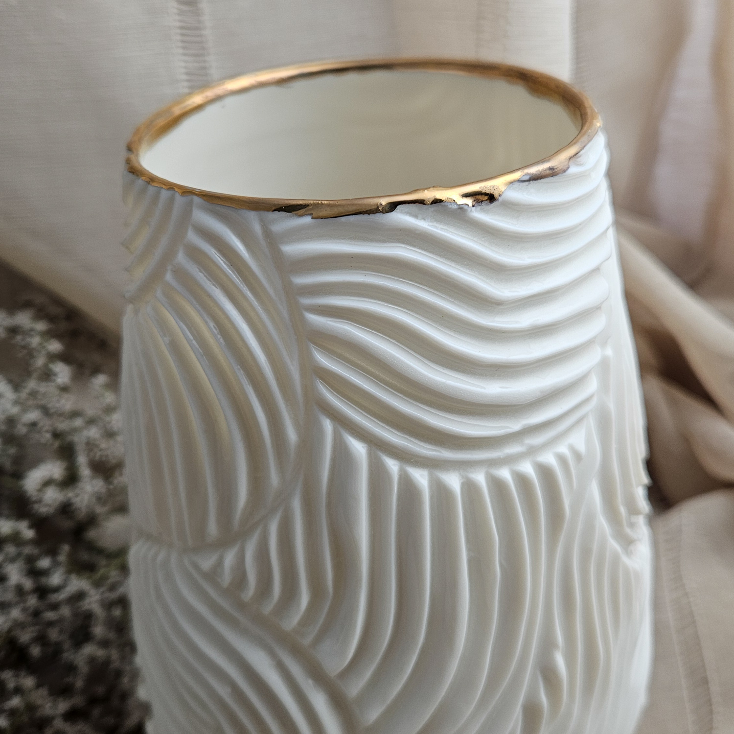Carved fine porcelain handmade ceramic table lamp with gold - organic pattern - obrazek 4