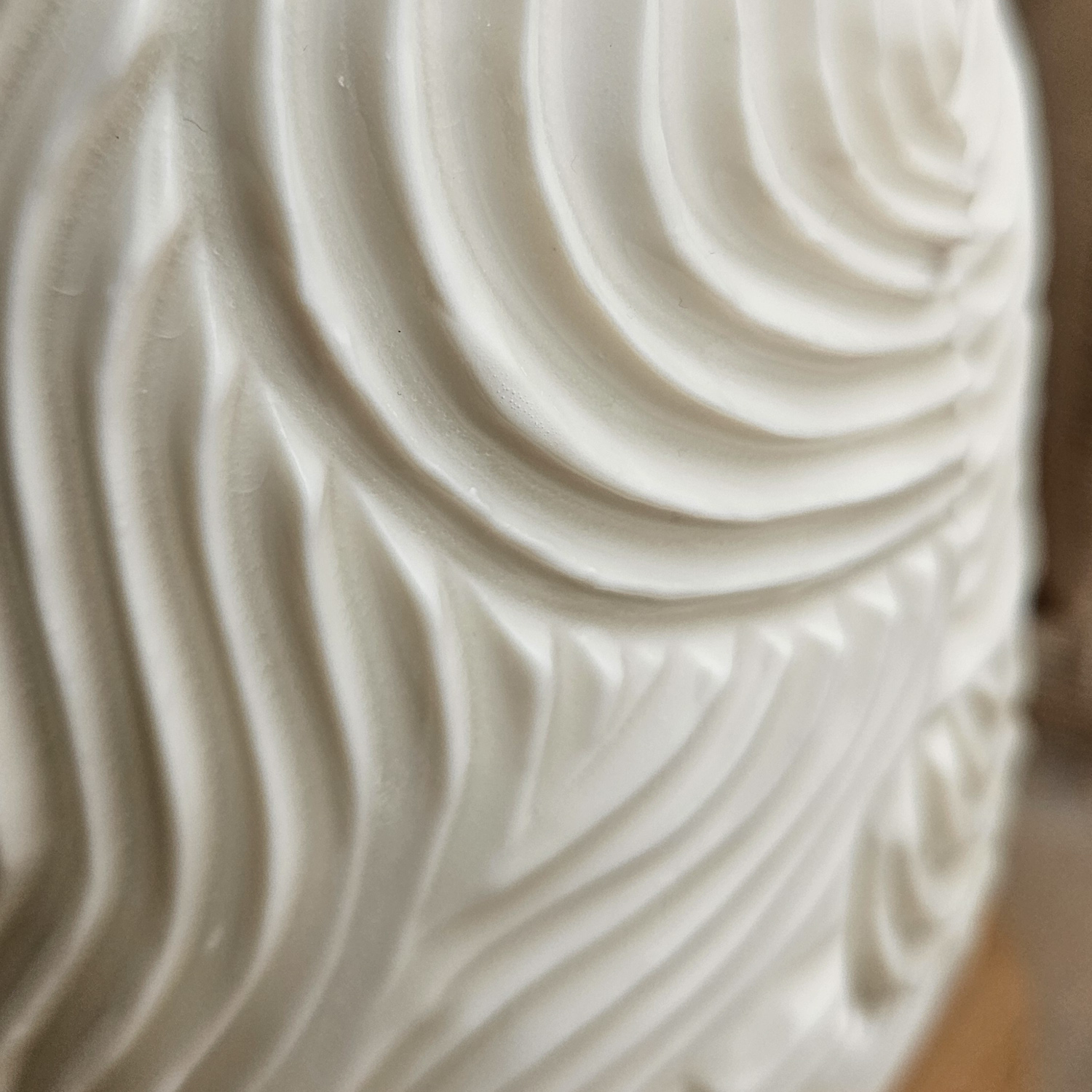 Carved fine porcelain handmade ceramic table lamp with gold - organic pattern - obrazek 9