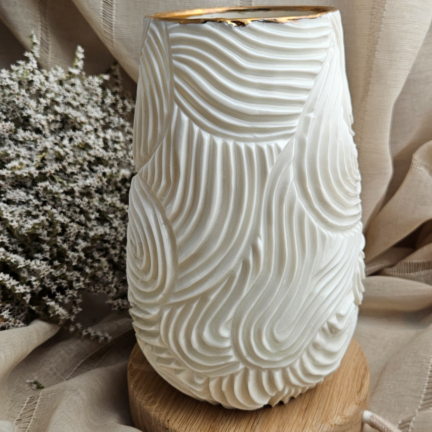 Carved fine porcelain handmade ceramic table lamp with gold - organic pattern - obrazek 3