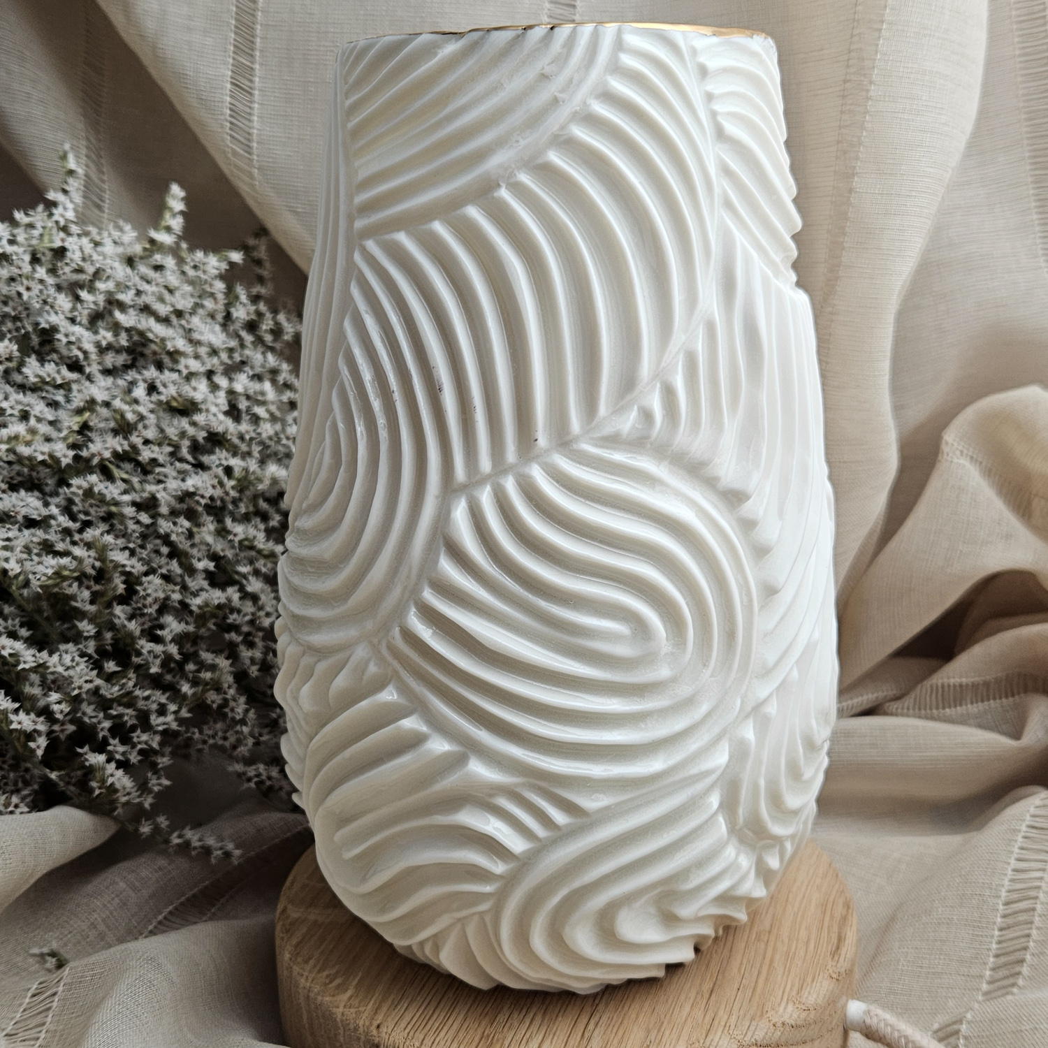 Carved fine porcelain handmade ceramic table lamp with gold - organic pattern - obrazek 2