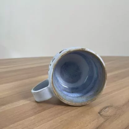 Wavy pastel blue mug, masked pattern - Image 3