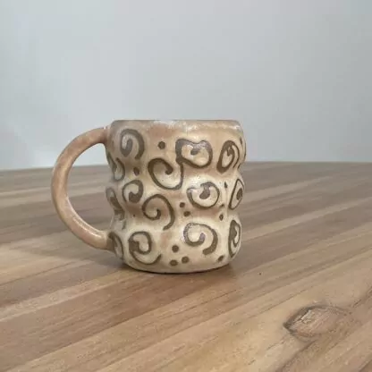 Beige wavy mug, masked swiggly pattern - Image 2