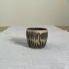 Toffee tumbler with striped carvings - obrazek 2