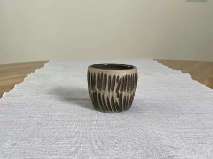 Toffee tumbler with striped carvings - obrazek 2