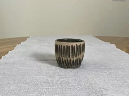 Toffee tumbler with striped carvings - obrazek 3