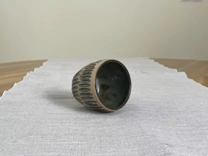 Toffee tumbler with striped carvings - obrazek 4