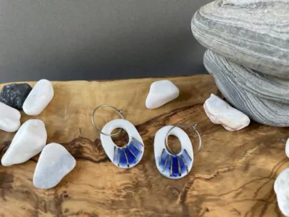 Rounded openwork earrings with white gold stripes - Image 3