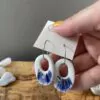 Rounded openwork earrings with white gold stripes - Image 7