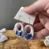 Rounded openwork earrings with white gold stripes - Image 8