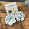 Green flower-shaped napkin earrings with gold-plated rosette