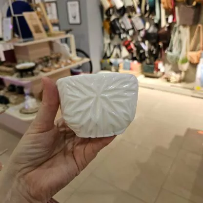 Porcelanowy świecznik z gwieżdzistymi rzeźbieniami