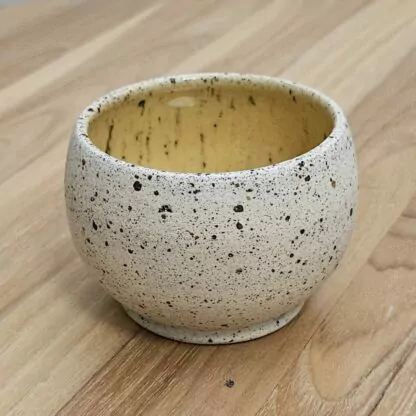 Spotted spherical tumbler with yellow