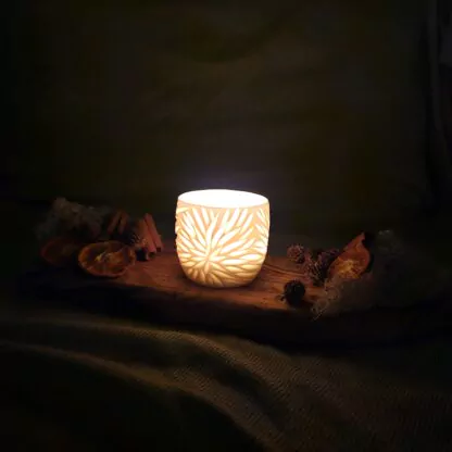 Porcelain luminary with carvings - Image 8