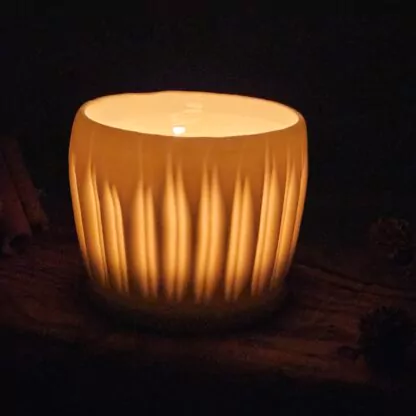 Porcelain luminary with carvings - Image 3